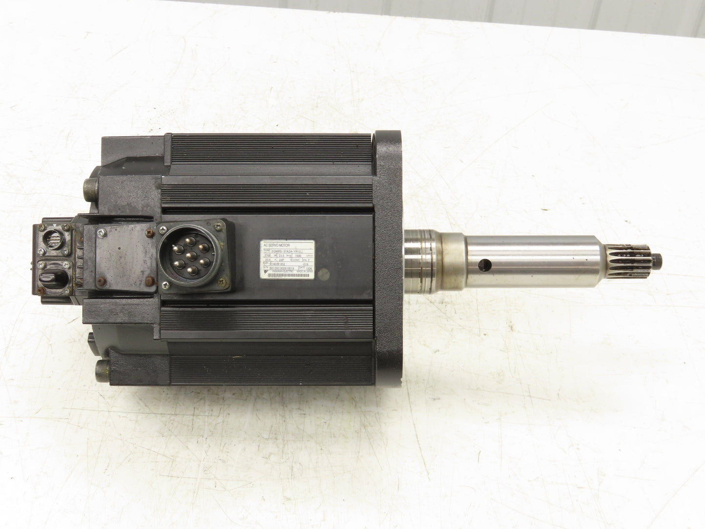 Yaskawa SGMRS-37A2A-YR12 AC Servo Motor 3700W 23.5Nm 1500 RPM Encoder