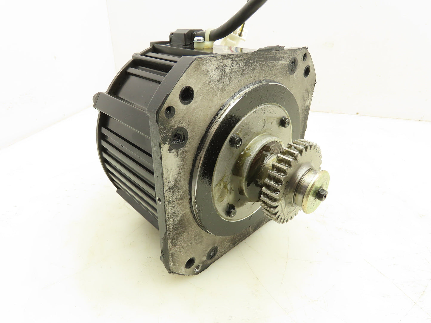 Yaskawa SGMRS-06A2B-YR12 AC Servo Motor 550W 2.63Nm 2000 RPM Encoder