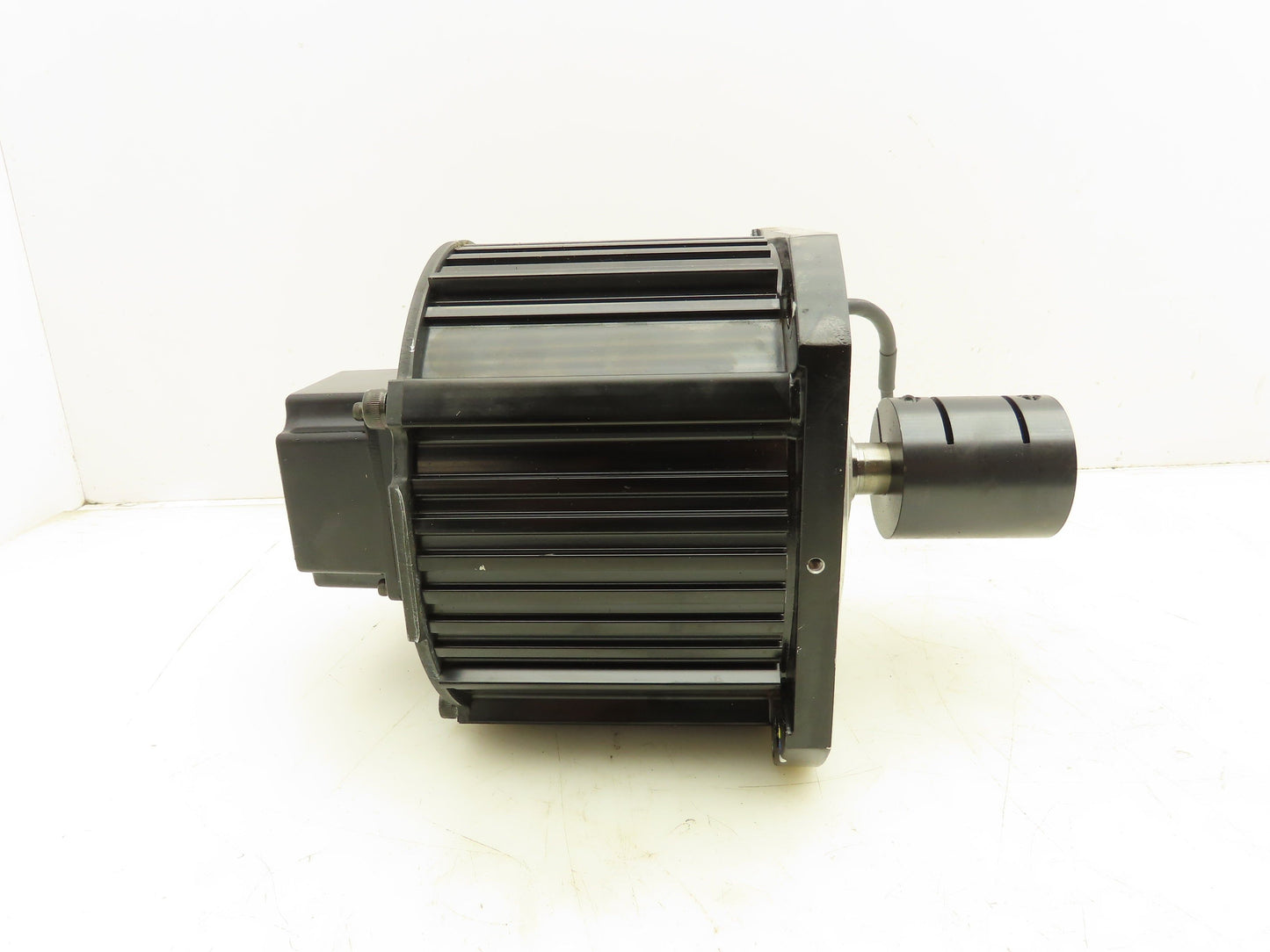 Yaskawa SGMRS-12A2B-YR11 AC Servo Motor 1150W 5.49Nm 2000 RPM Encoder