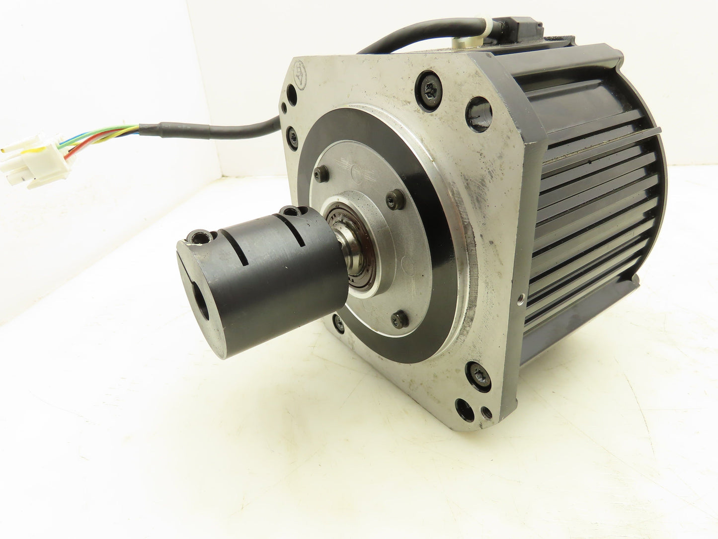 Yaskawa SGMRS-12A2B-YR11 AC Servo Motor 1150W 5.49Nm 2000 RPM Encoder