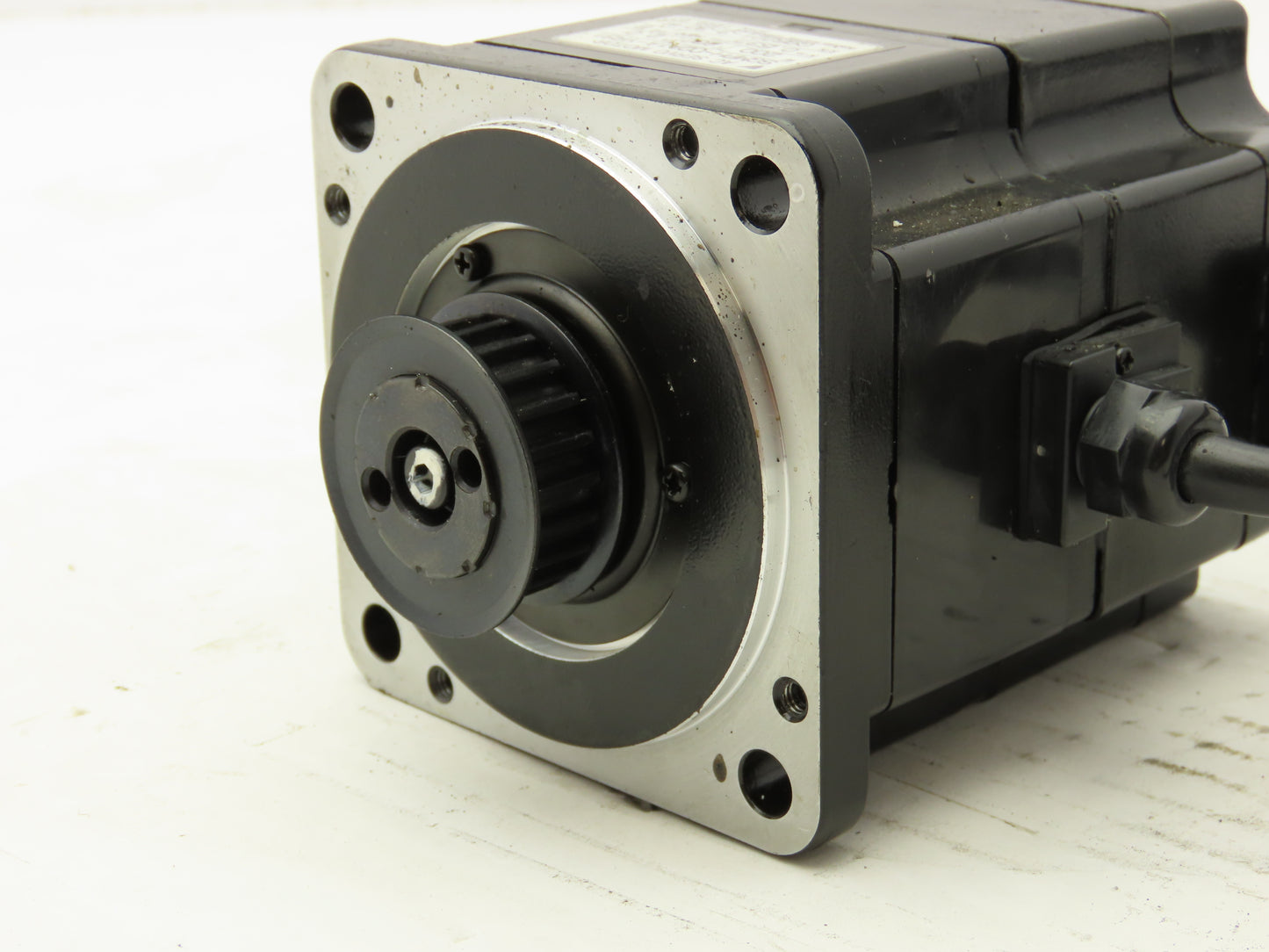 Yaskawa SGMPH-02A1A-YR31 AC Servo Motor 200W 0.637Nm 3000 RPM