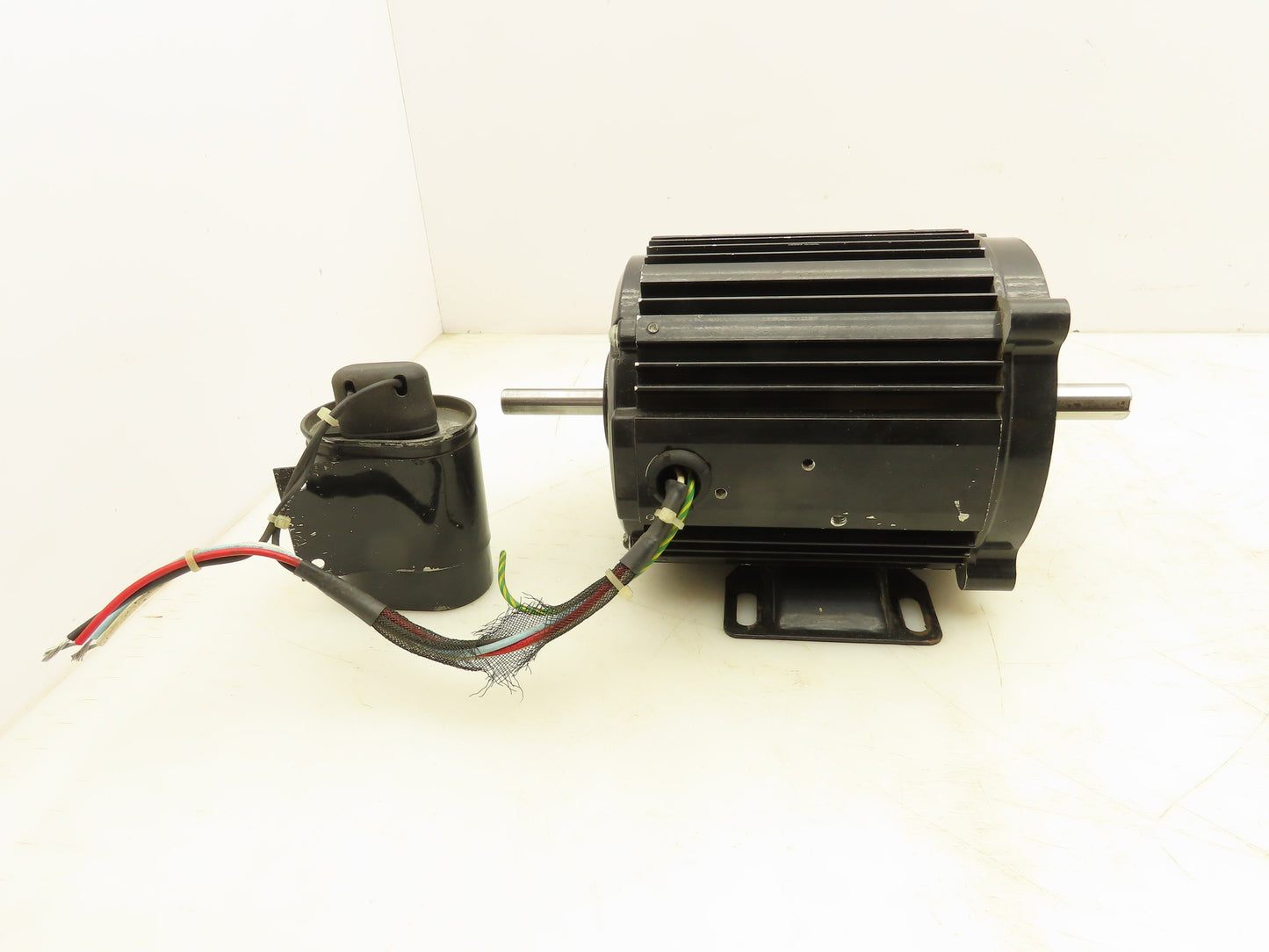 Bodine 48R6BEC1 Electric Torque Motor 115V 1 Ph 1500/1800RPM 65 Oz-In Torq