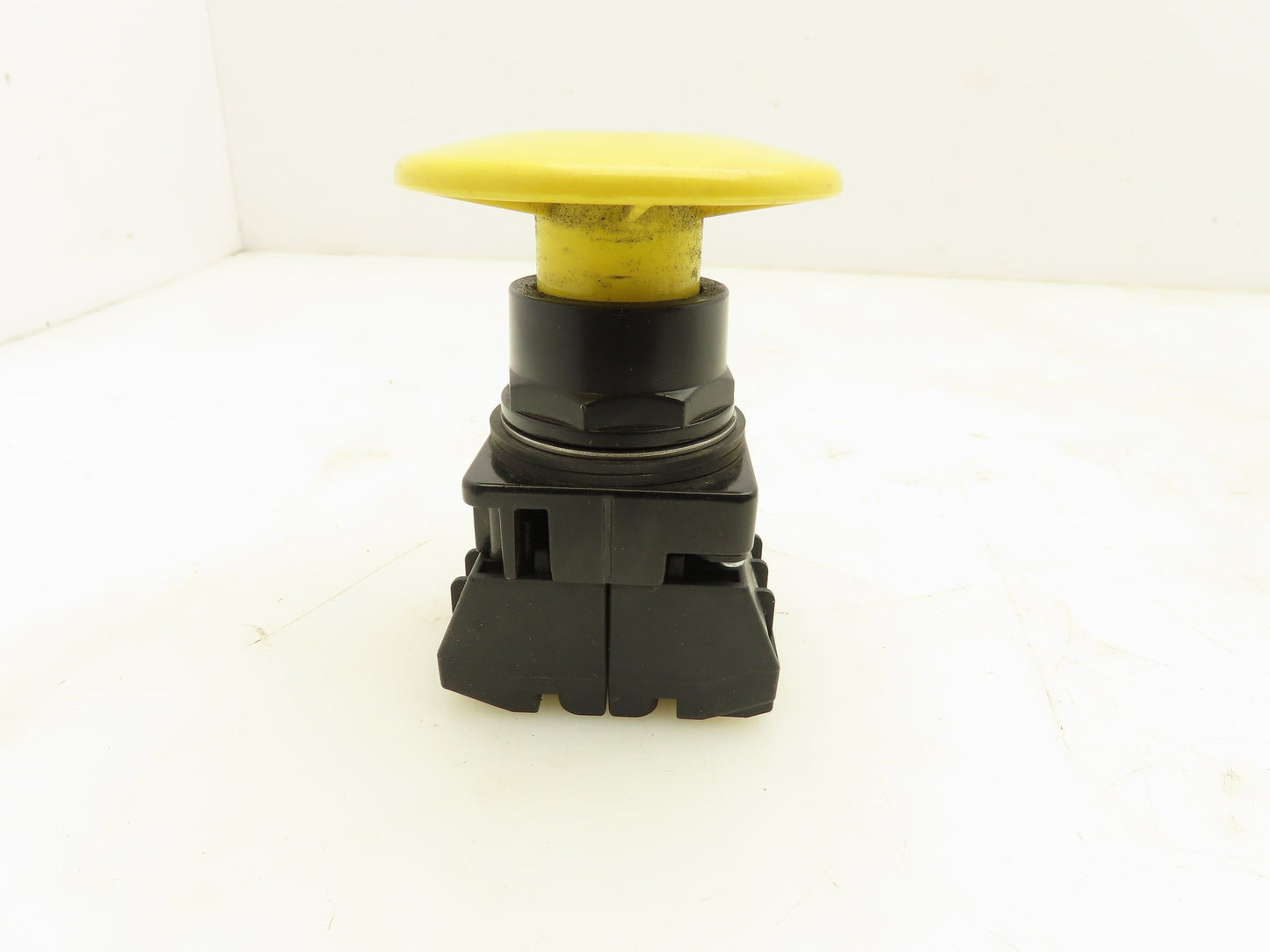 Siemens 52BP2V4 Yellow Mushroom Push-Button Push-Pull 2 Position Maintained