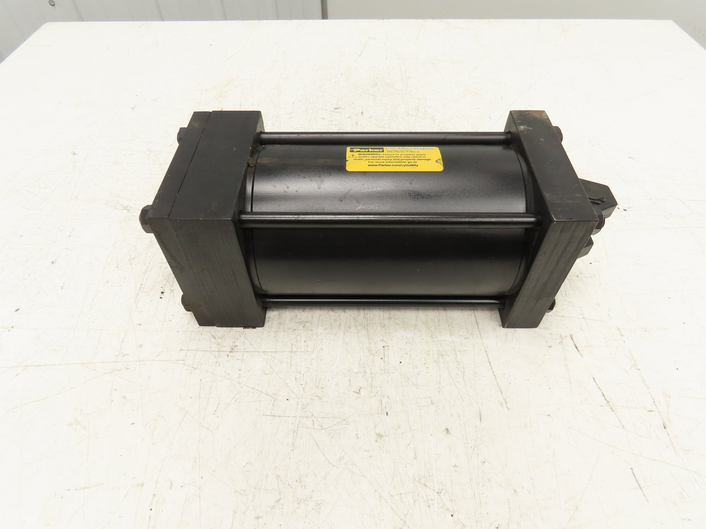 Parker Series L Hydraulic Cylinder 5" Bore 7-1/4" Stroke 600 PSI Clevis Mount