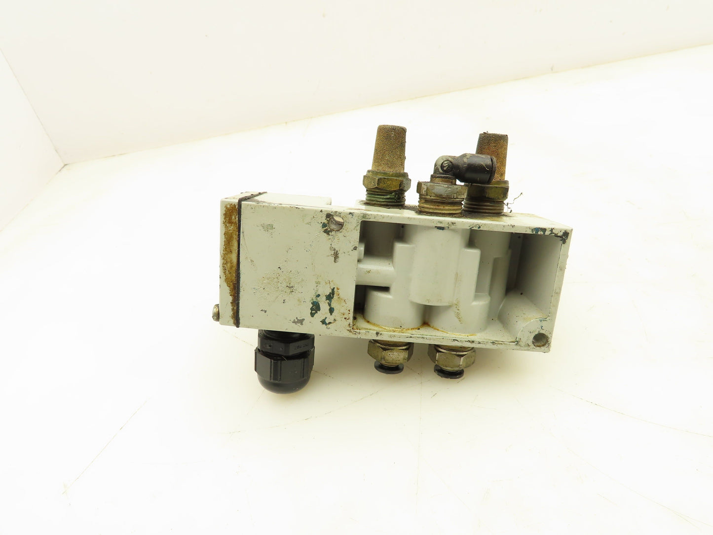 Numatics 122BA4Z2MN00061 Pneumatic 4/2 Solenoid Valve w/Manifold 24VDC  Lot of 2