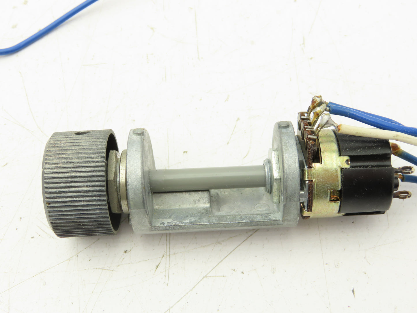 Potentiometer Control Knob 2A 250V 2.2 Ohms Lot of 6