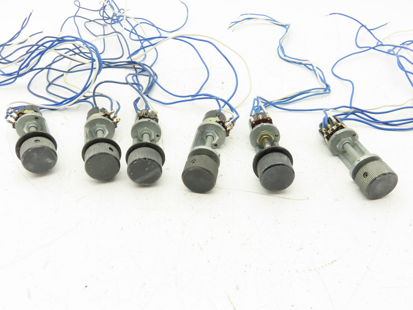 Potentiometer Control Knob 2A 250V 2.2 Ohms Lot of 6