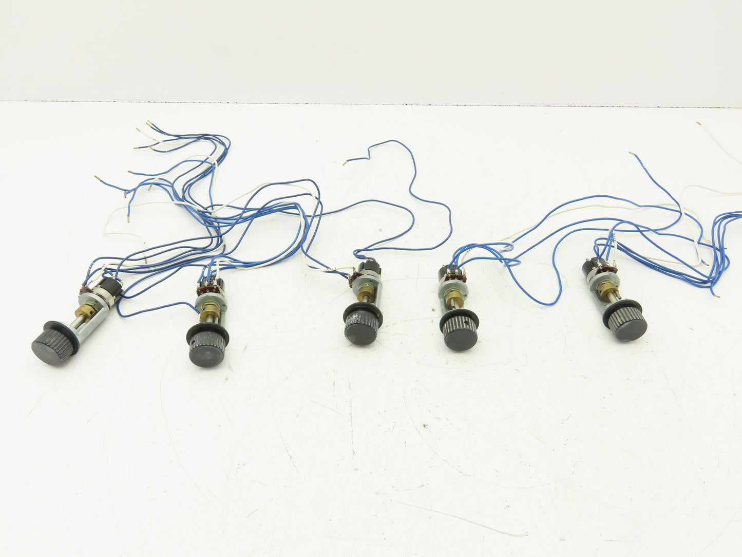 Potentiometer Control Knob 2.2 Ohms 2A 250V  Lot of 5