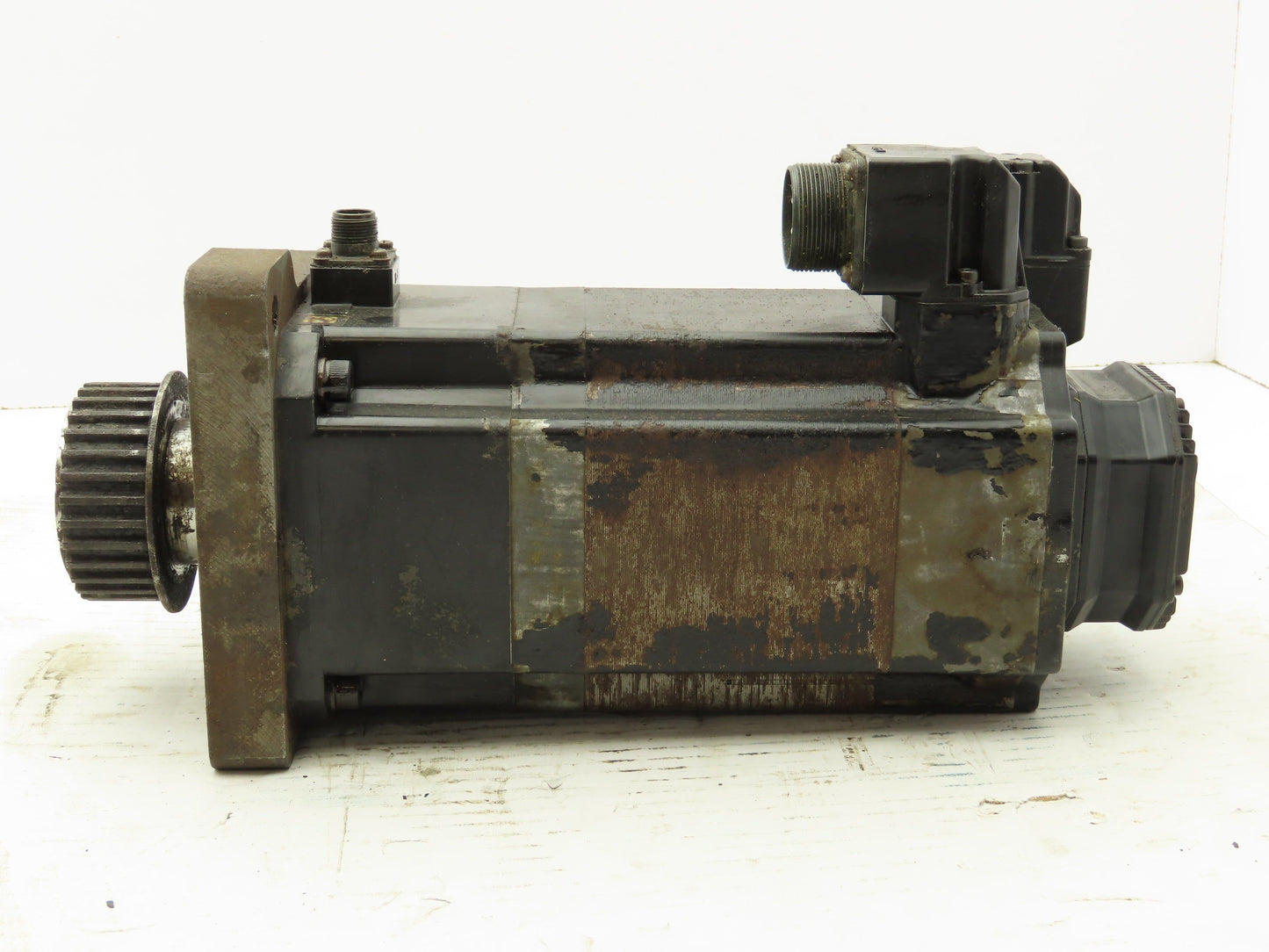 Okuma BL-MC140J-20TB AC Servo Motor 2.8kW 133V 2000 RPM 3PH Encoder ER-J-7200D