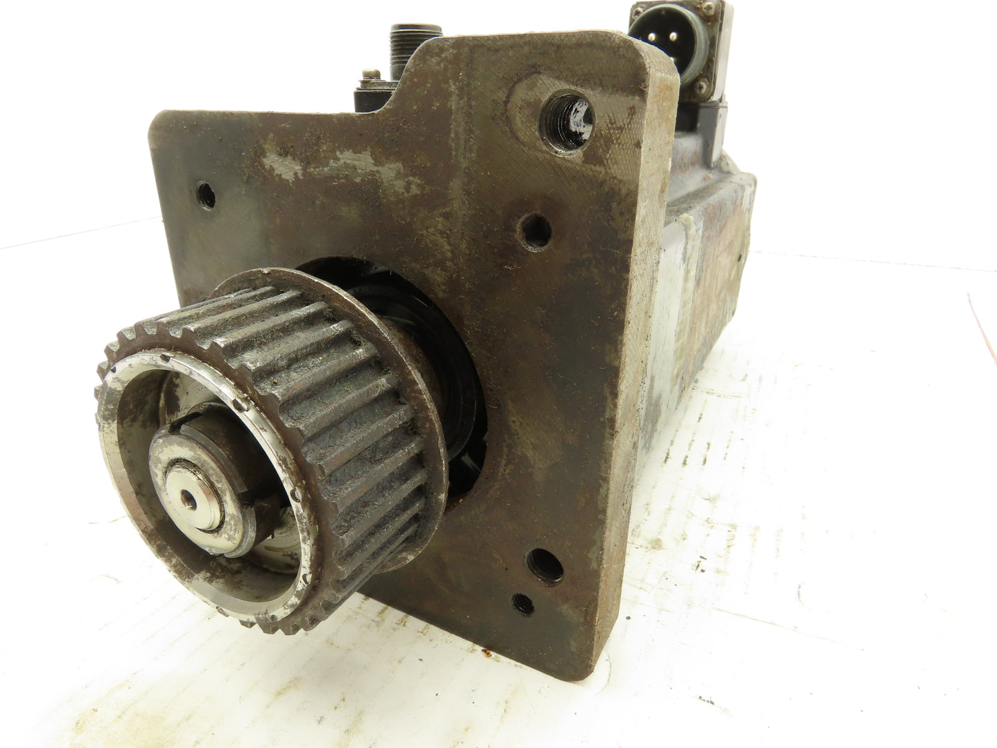 Okuma BL-MC140J-20TB AC Servo Motor 2.8kW 133V 2000 RPM 3PH Encoder ER-J-7200D