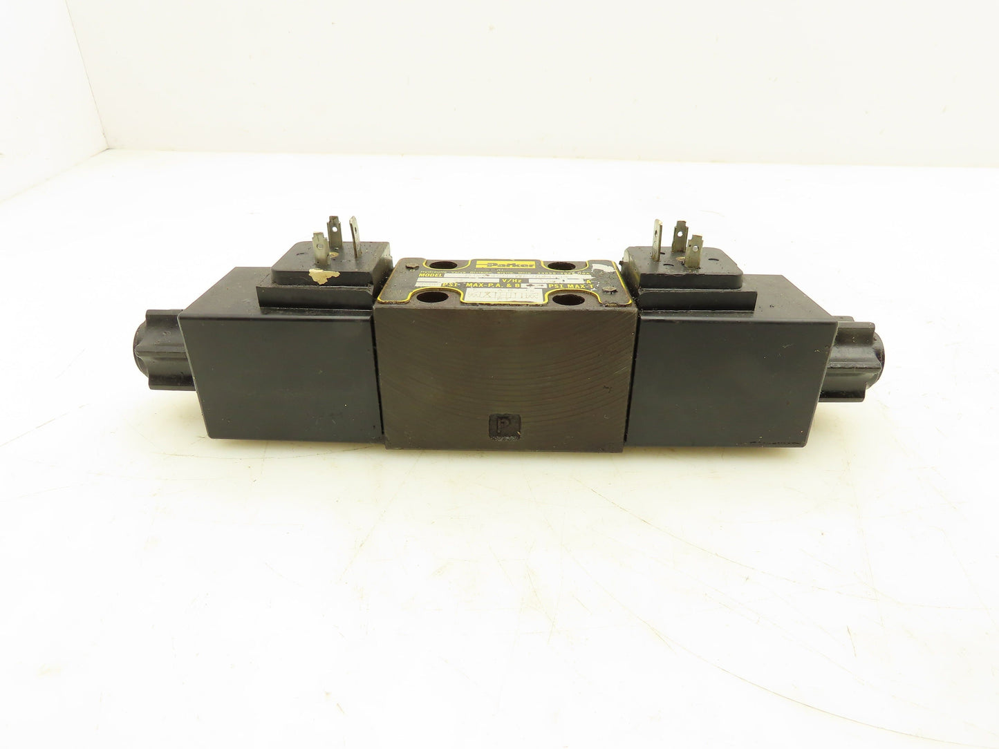 Parker D1VW4CNJWF70X4593 Hydraulic Solenoid Valve 3-Pos 24VDC 3000 PSI