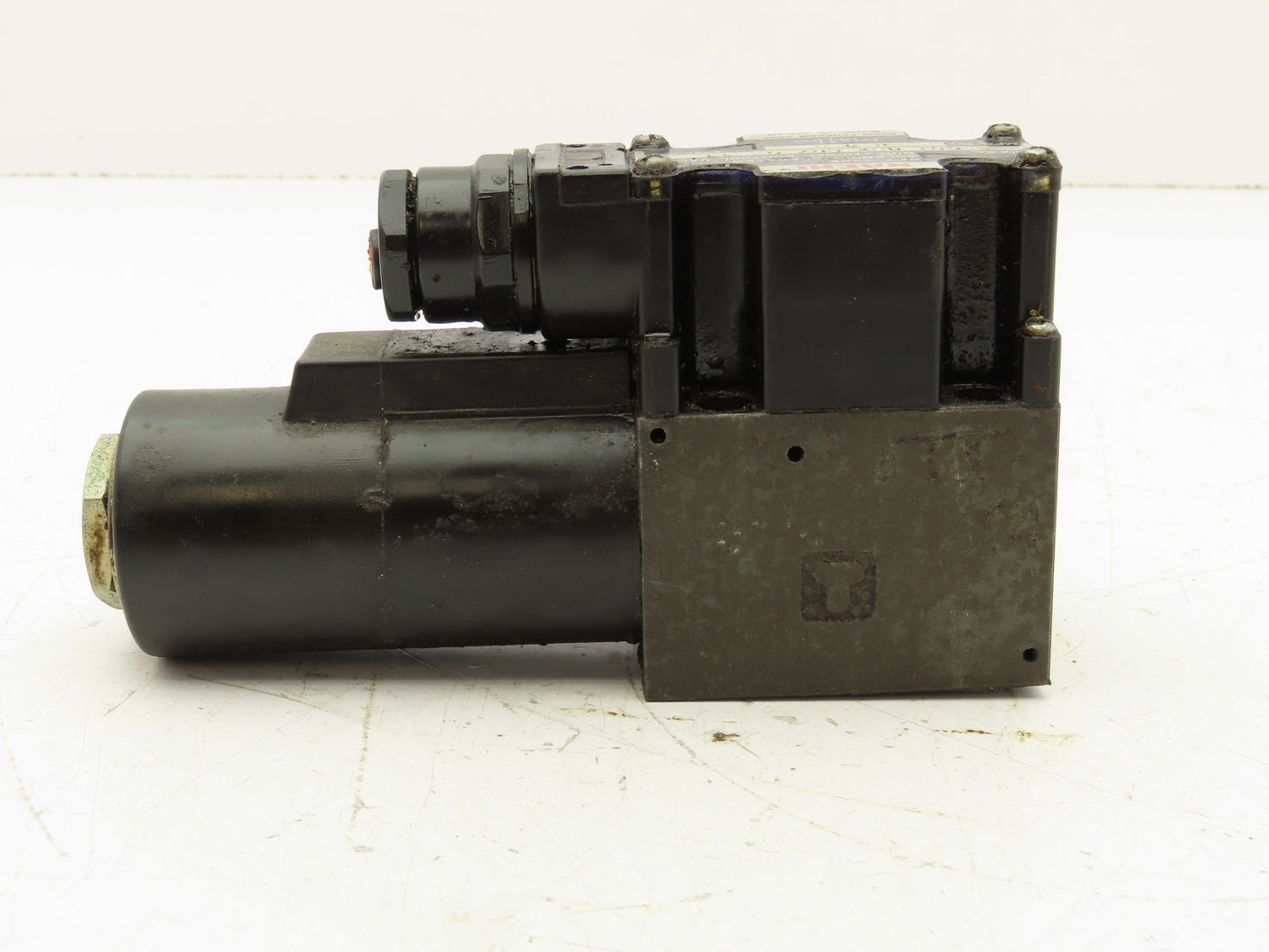 Nachi S-G01-B3X-GRZ-D2-33 Hydraulic Directional Control Solenoid Valve 24VDC D03
