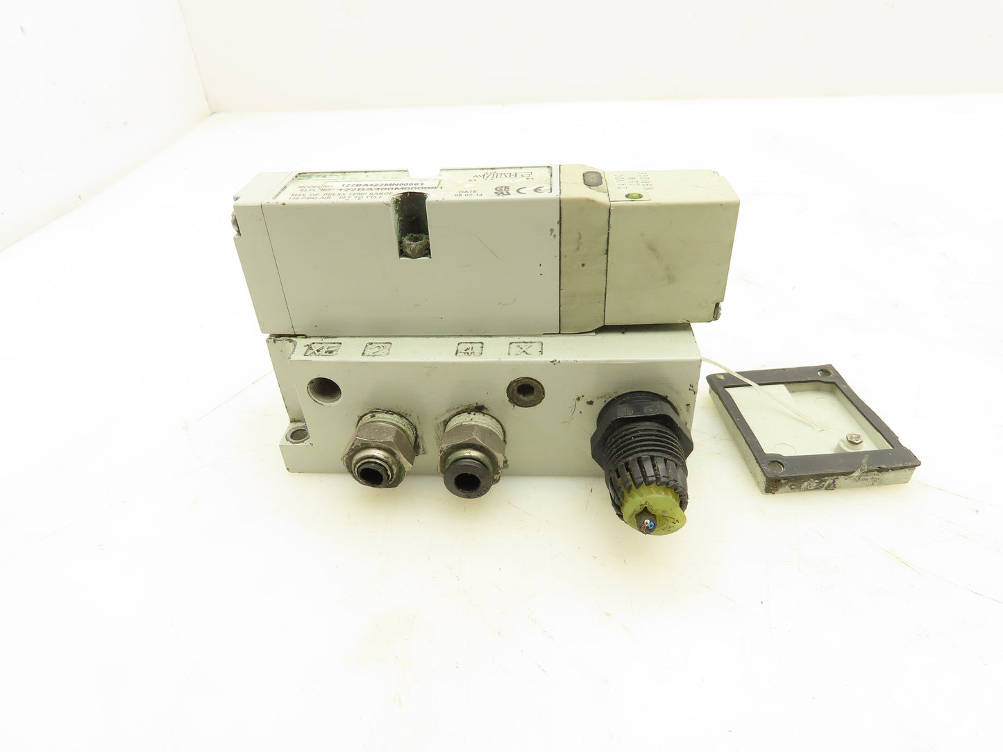 Numatics 122BA4Z2MN00061 Pneumatic Solenoid Valve w/Manifold Base 24VDC Lot of 3