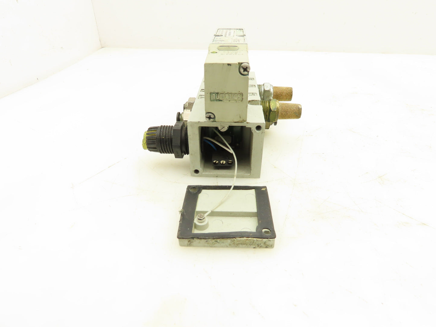 Numatics 122BA4Z2MN00061 Pneumatic Solenoid Valve w/Manifold Base 24VDC Lot of 3