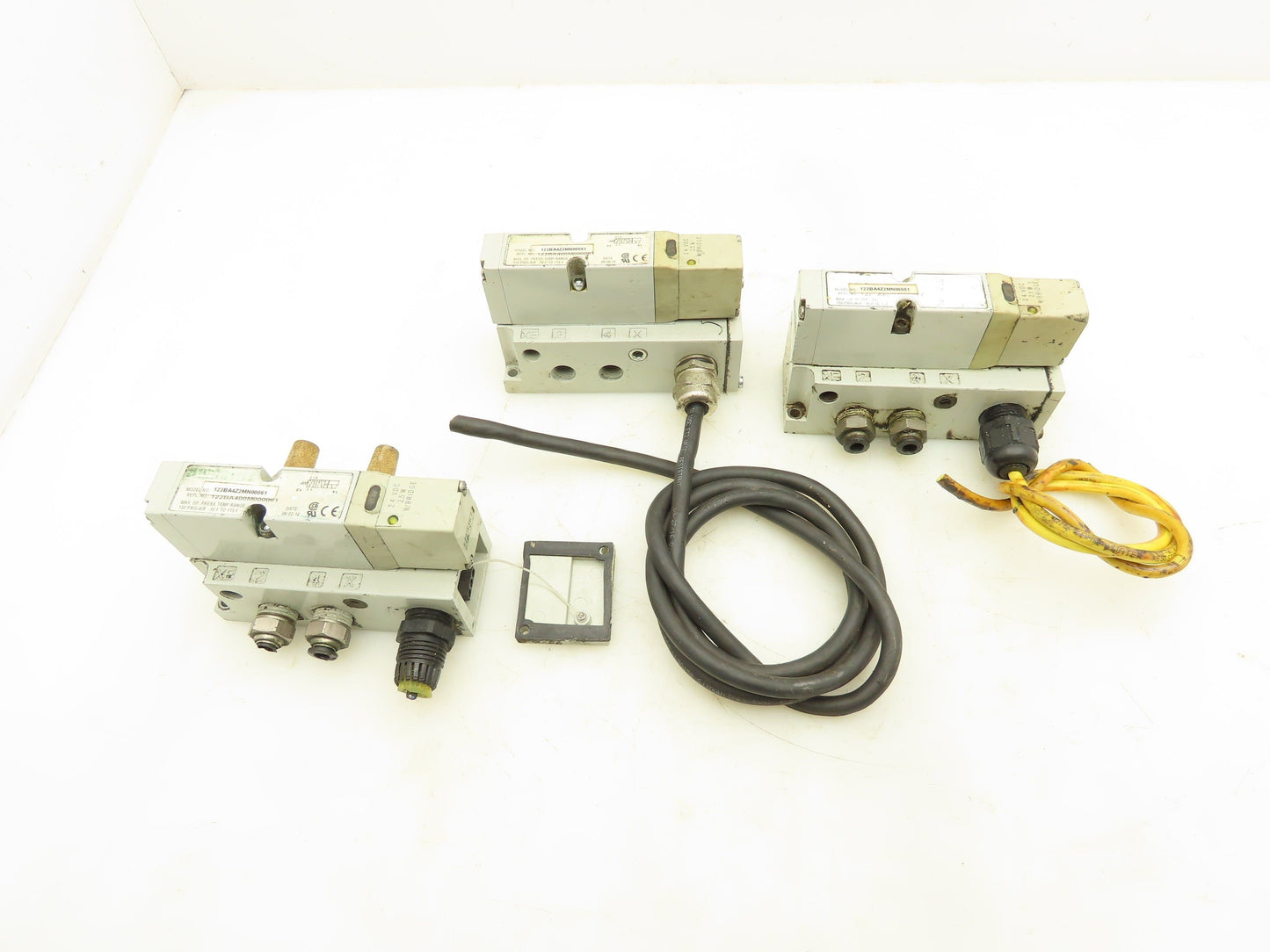 Numatics 122BA4Z2MN00061 Pneumatic Solenoid Valve w/Manifold Base 24VDC Lot of 3
