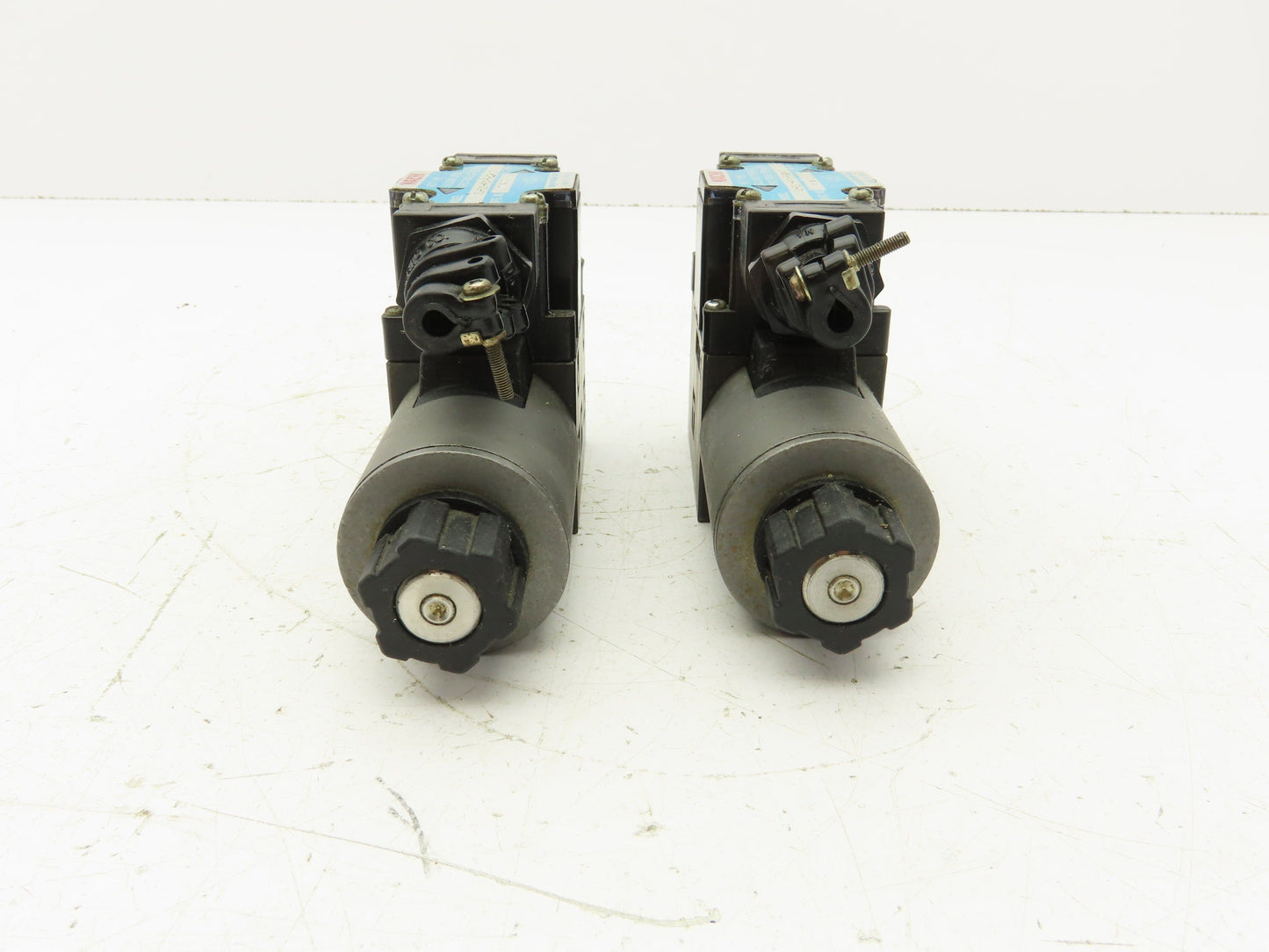 Nachi SL-G01-A3X-R-D2-10 Directional Control Solenoid Valve 24VDC  Lot of 2