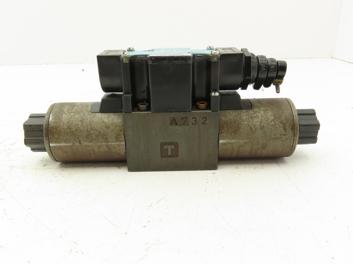 Nachi SL-G01-C6-R-D2-10 Hydraulic Directional Control Solenoid Valve 3-Pos 24VDC