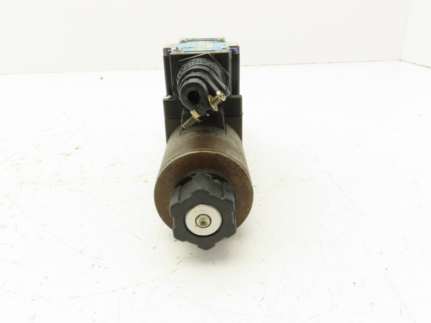 Nachi SL-G01-C6-R-D2-10 Hydraulic Directional Control Solenoid Valve 3-Pos 24VDC