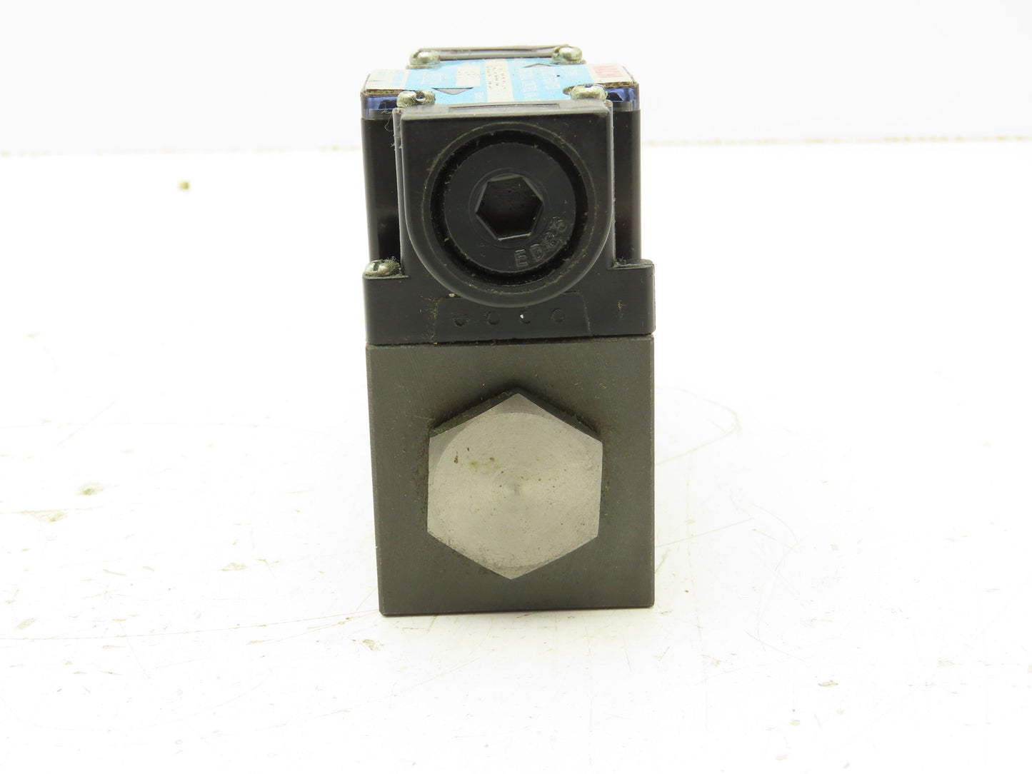 Nachi SL-G01-C6-R-D2-10 Hydraulic Directional Control Solenoid Valve 3-Pos 24VDC