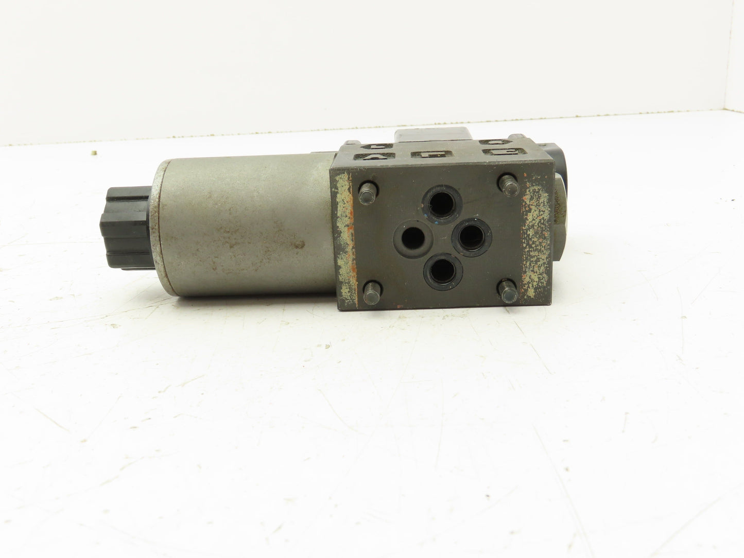 Nachi SL-G01-C6-R-D2-10 Hydraulic Directional Control Solenoid Valve 3-Pos 24VDC