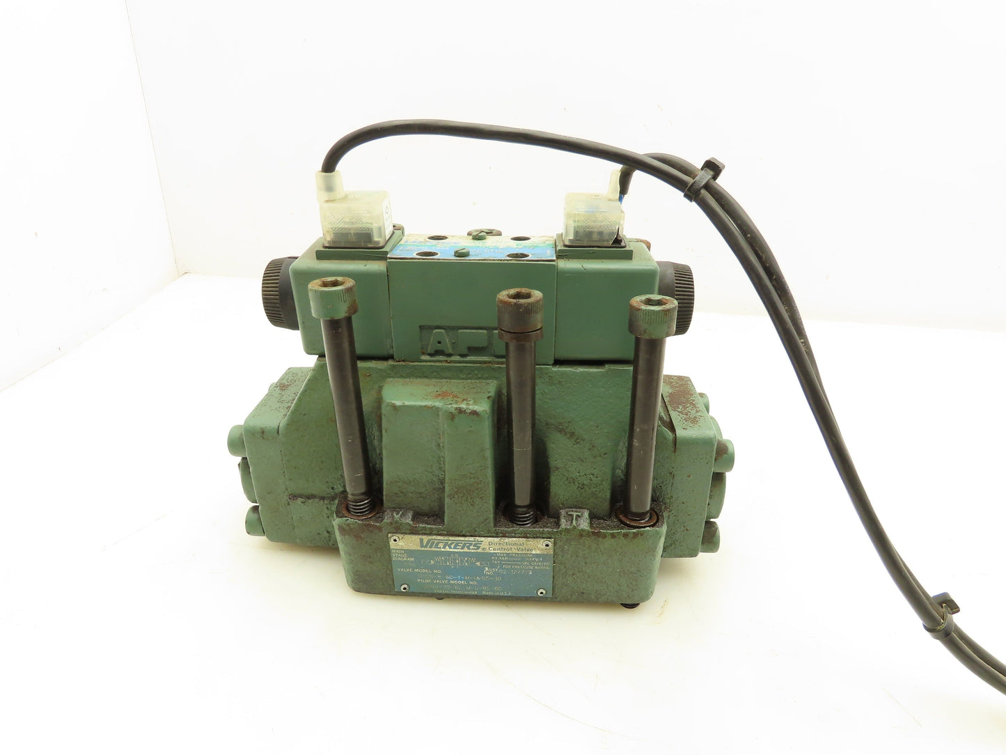 Vickers DG5S-8-6C-T-M-U-B5-30 Hydraulic Directional Control Solenoid Valve 120V