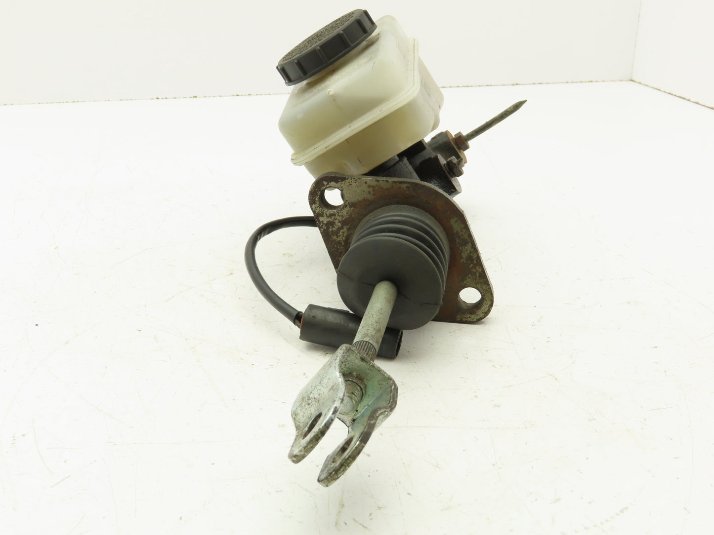 Hyster E60XM-33 Forklift Master Brake Cylinder
