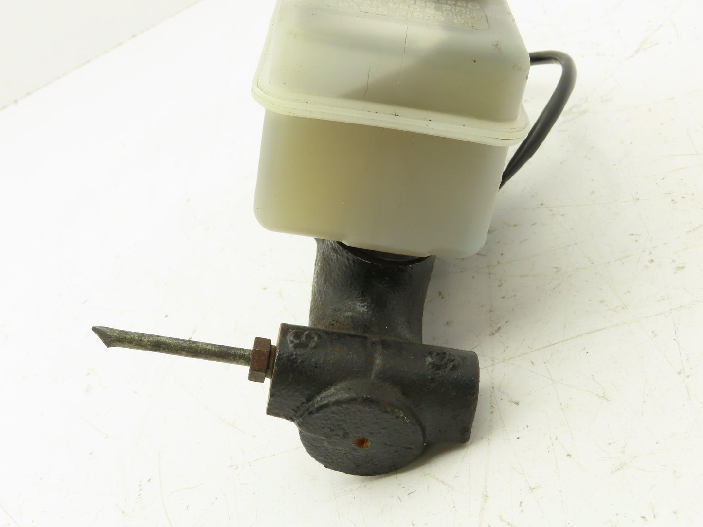 Hyster E60XM-33 Forklift Master Brake Cylinder