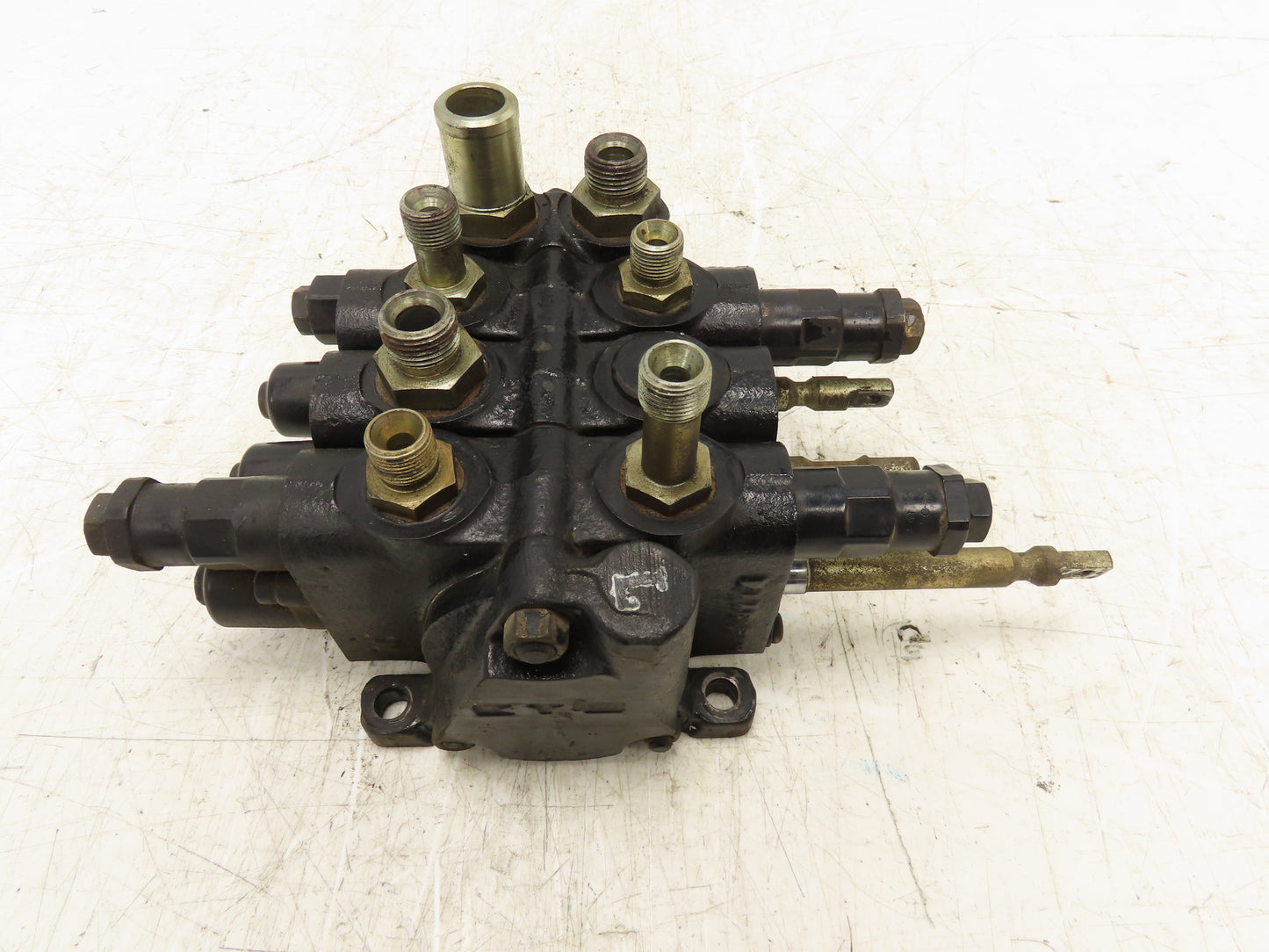 Nissan CWP02L25S Forklift Hydraulic Control Valve 21030-35599