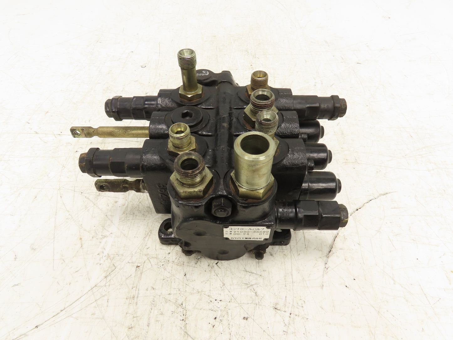 Nissan CWP02L25S Forklift Hydraulic Control Valve 21030-35599