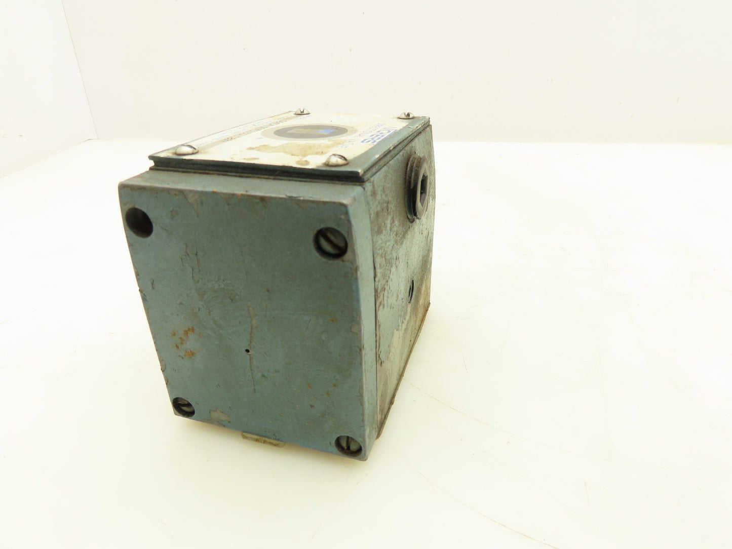 Vickers DG4S4 017C 50 Solenoid Operated Directional Control Valve