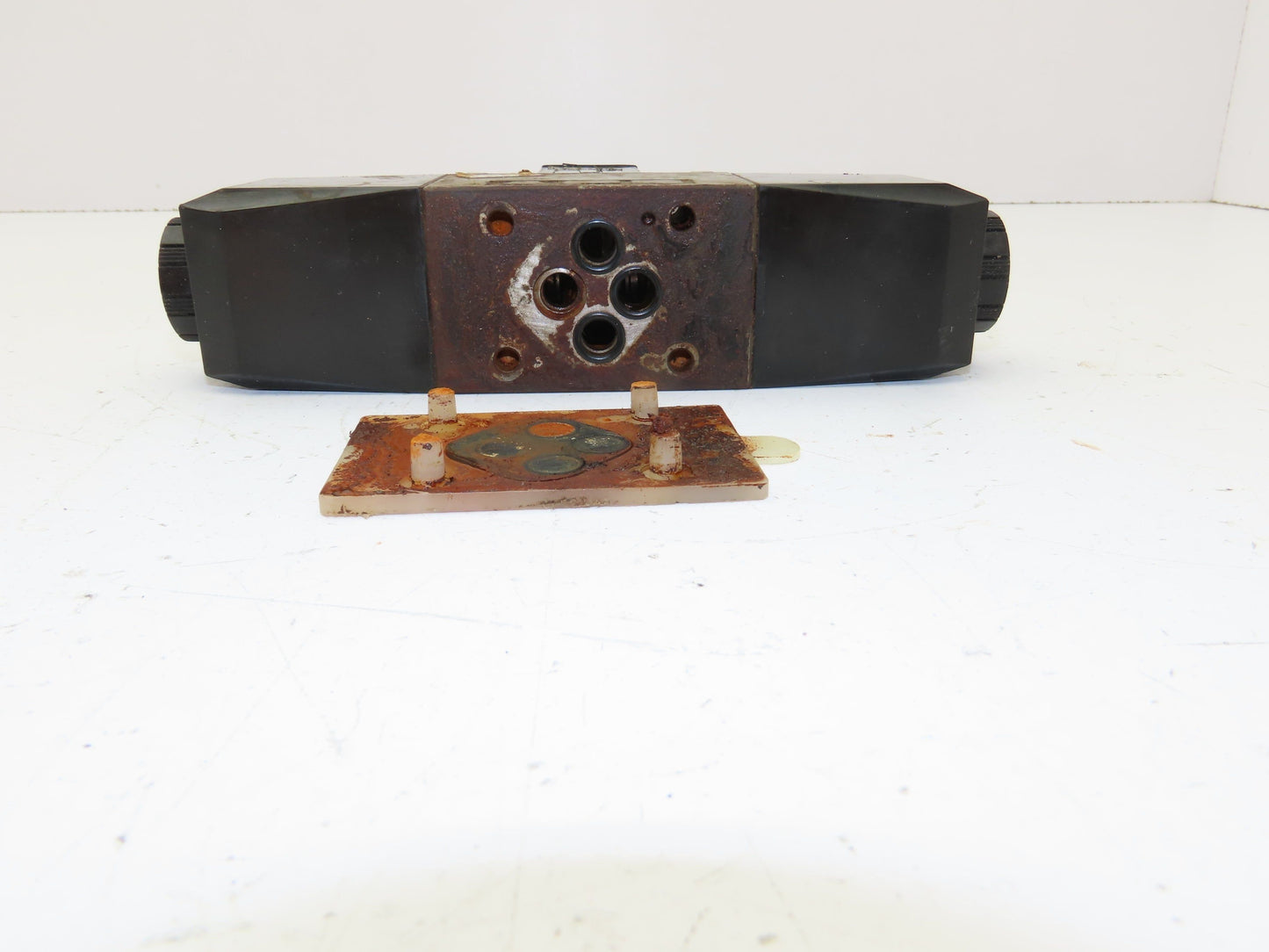 Vickers DG4V-3-7C-M-P2-B-7-50 Solenoid Operated Directional Valve 120V