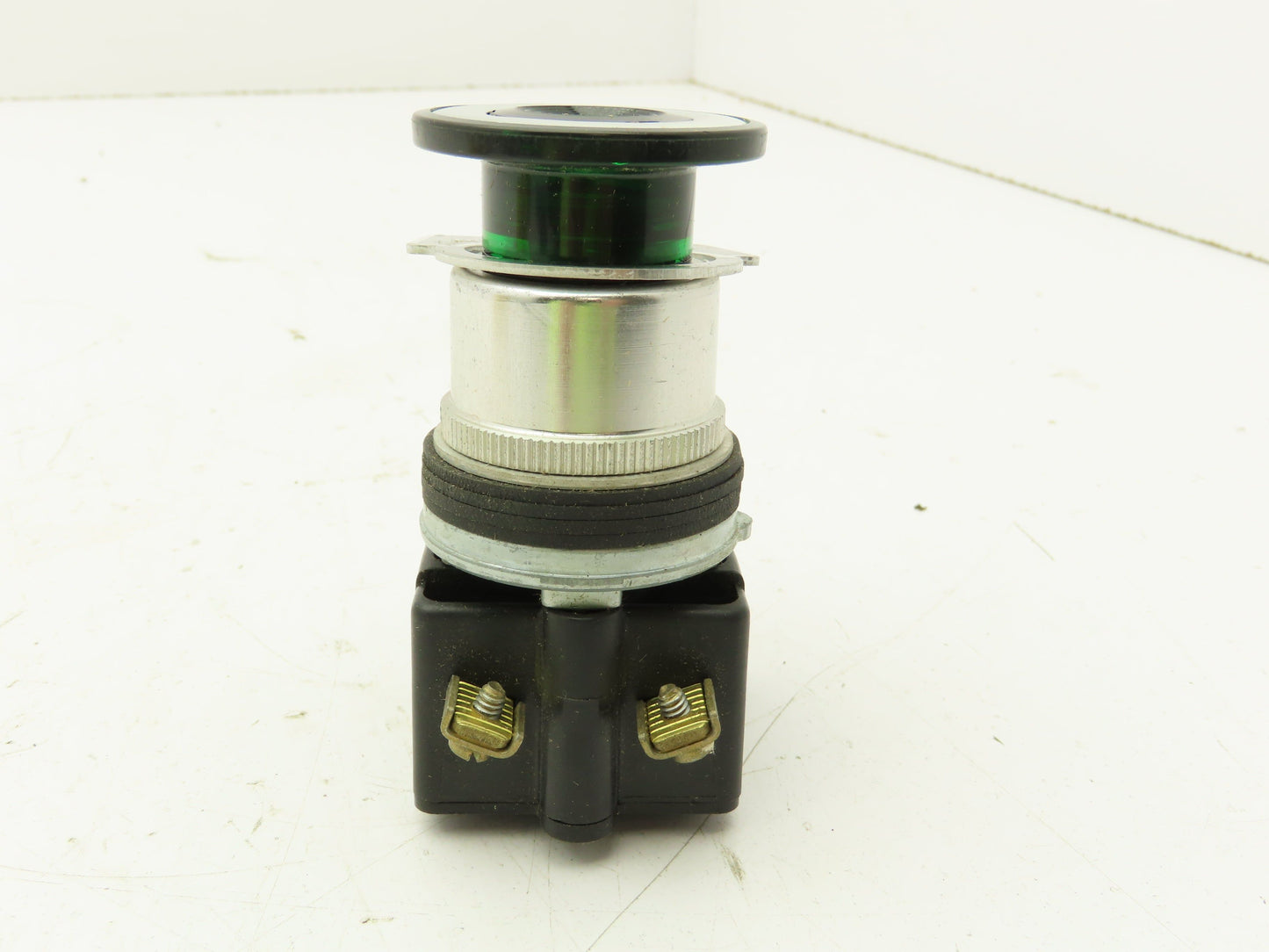 Square D KR-8P1G Illuminated Green Pushbutton Momentary Push-Pull 120V KM1