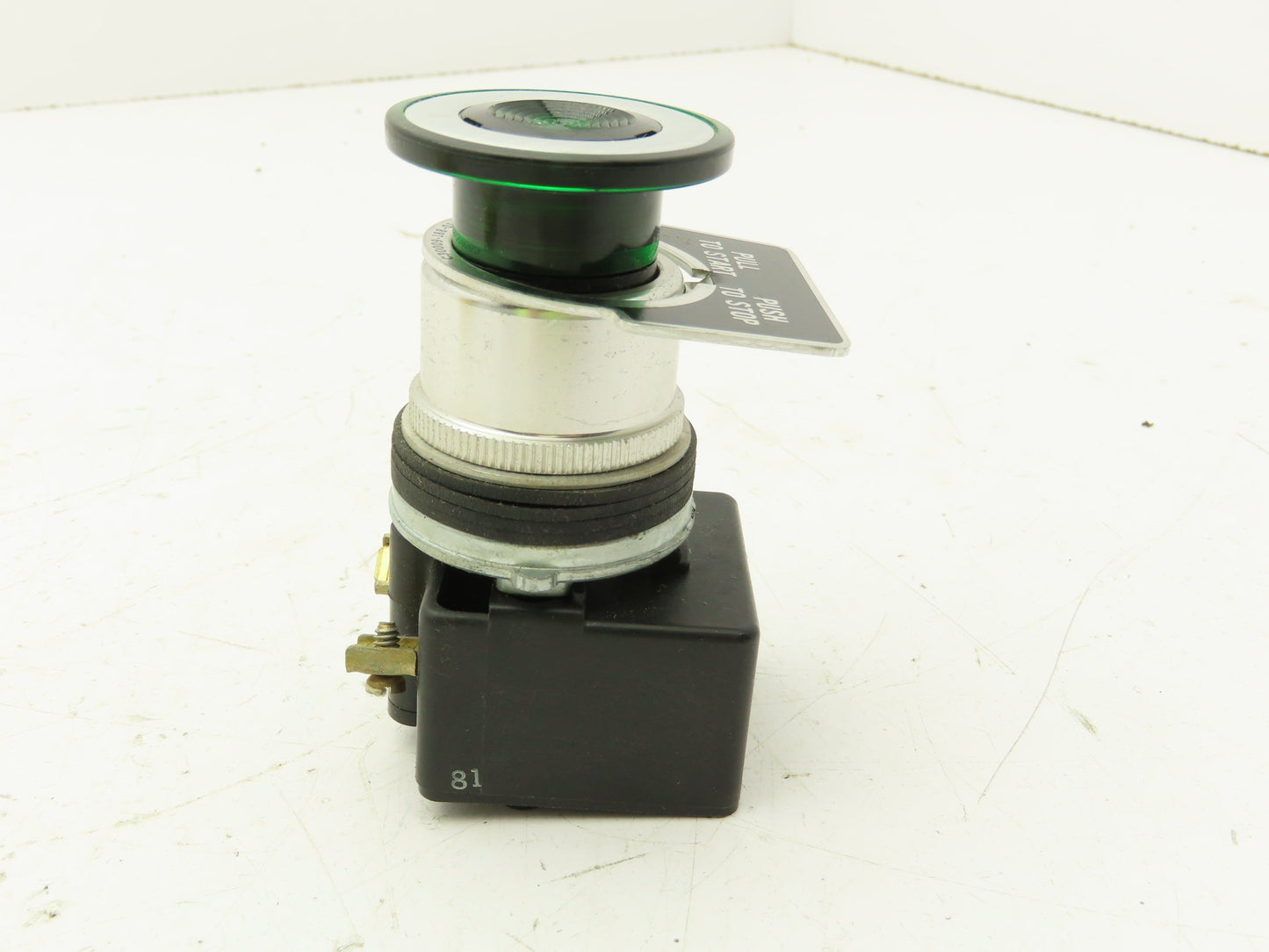 Square D KR-8P1G Illuminated Green Pushbutton Momentary Push-Pull 120V KM1