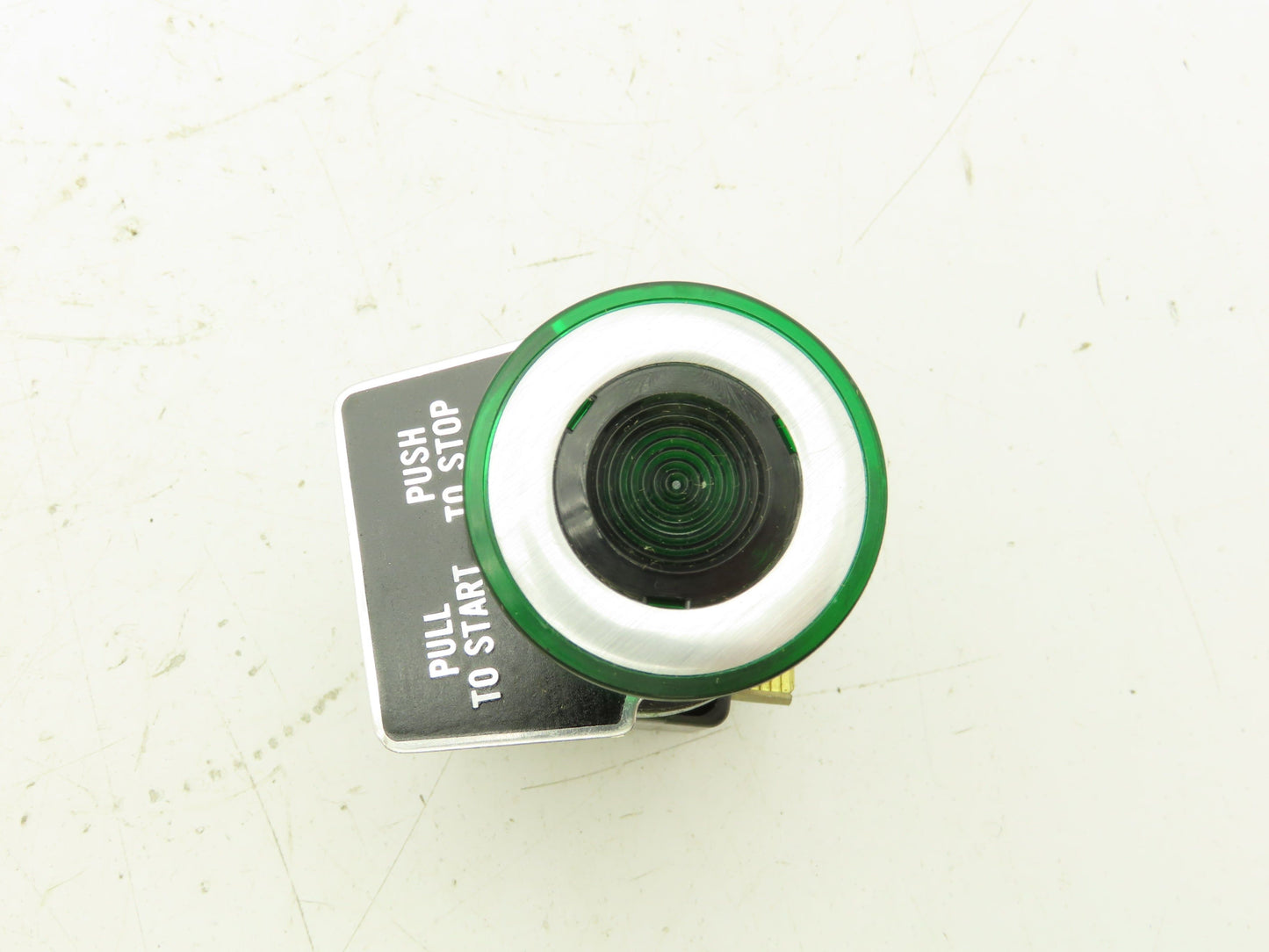 Square D KR-8P1G Illuminated Green Pushbutton Momentary Push-Pull 120V KM1
