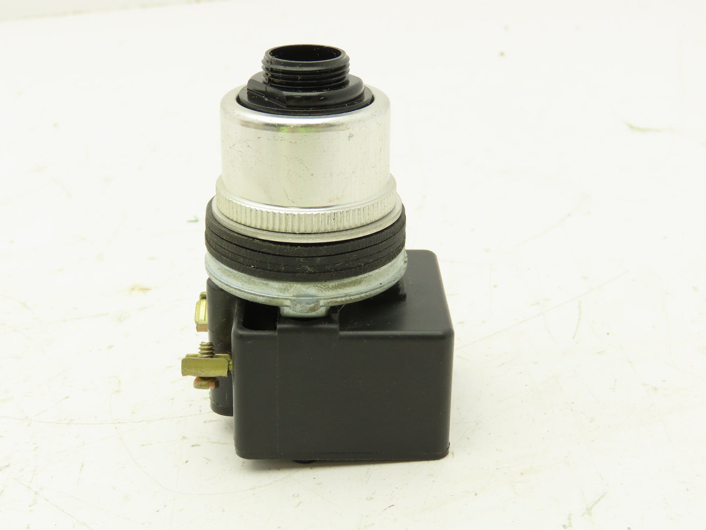 Square D KR-8P1G Illuminated Pushbutton Momentary Push-Pull 120V 9001 KM1
