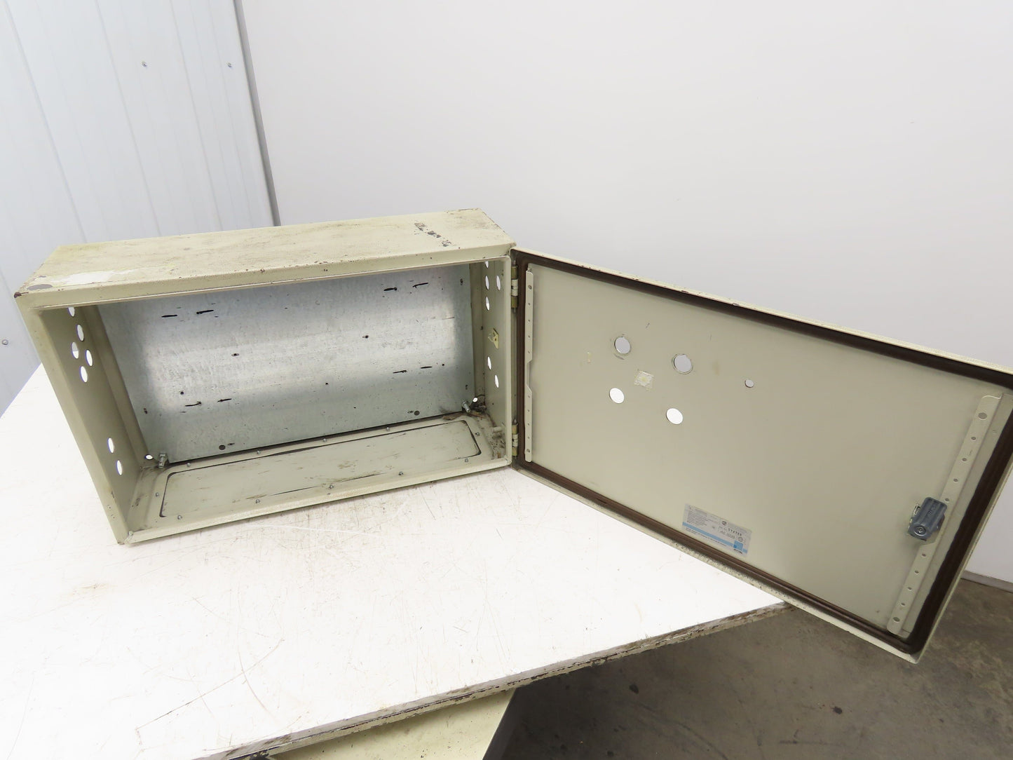 Rittal AE1039 Steel Electrical Enclosure with Backplate 600x380x210mm 24x15x8"