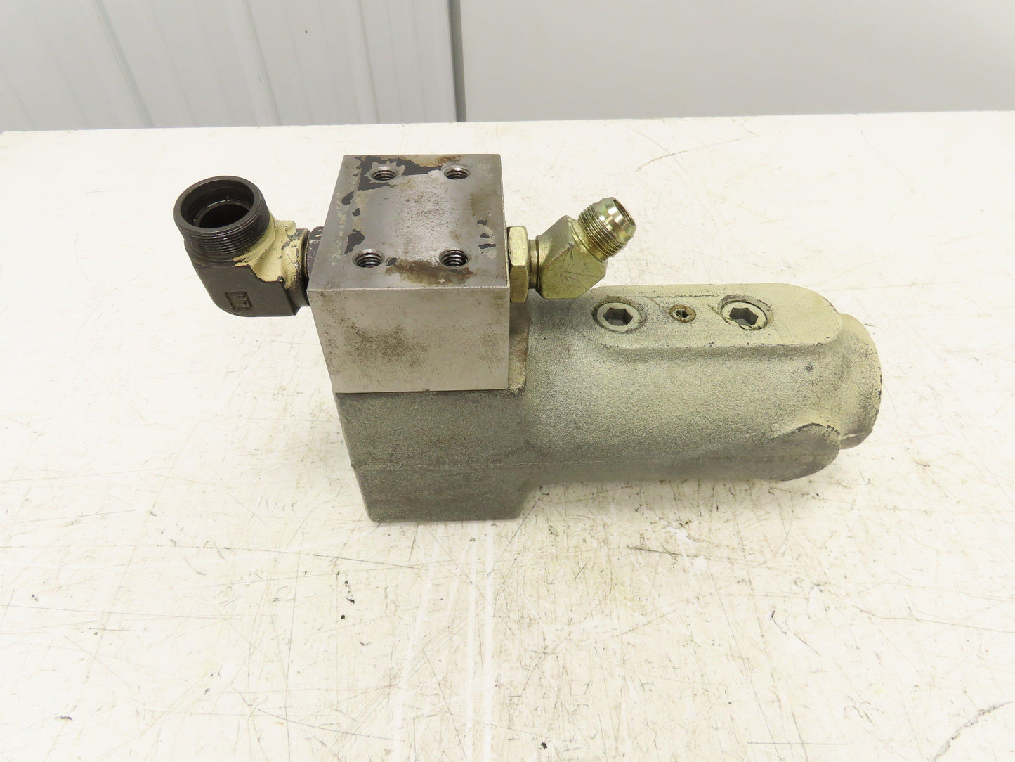 Tokimec NR8-10-J Hydraulic Directional Valve with Mnaifold