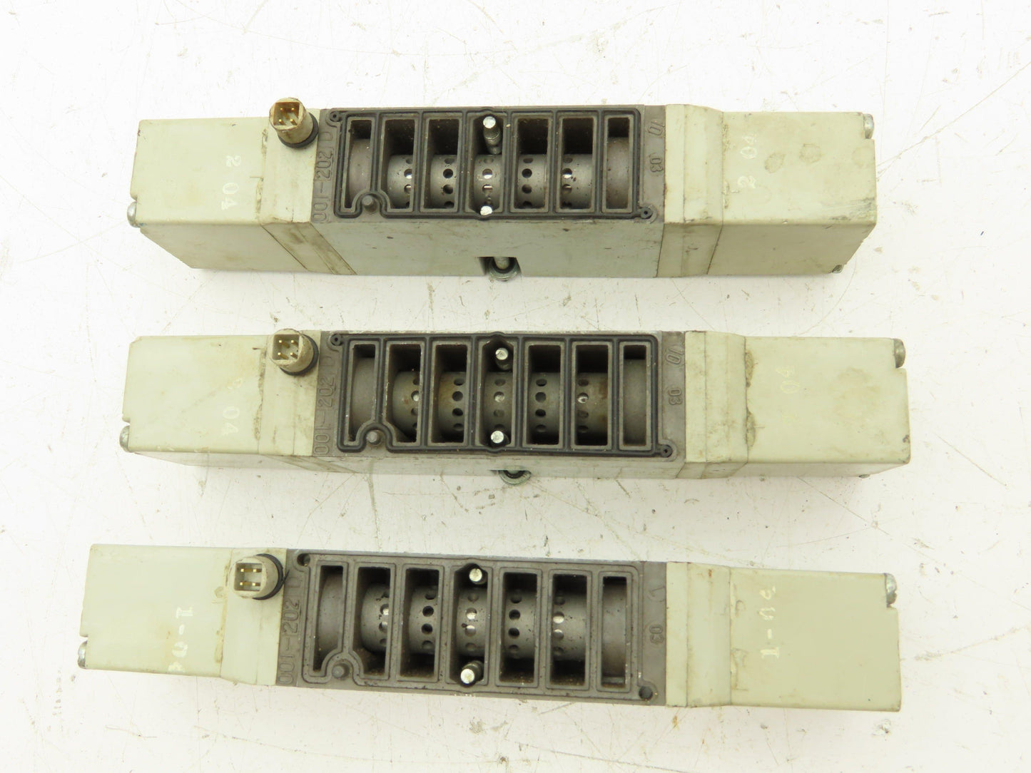 Numatics 123BB6Z2KN00030 Pneumatic Directional 4/3 Solenoid Valve 120V Lot of 3