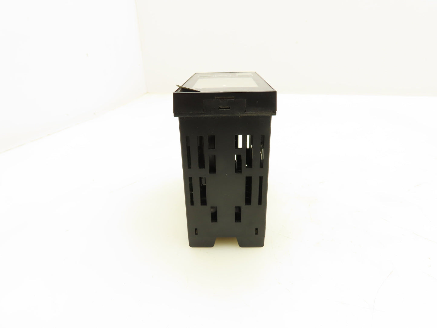 Omron E5EZ-Q3 Digital Temperature Controller 100-240V 2A