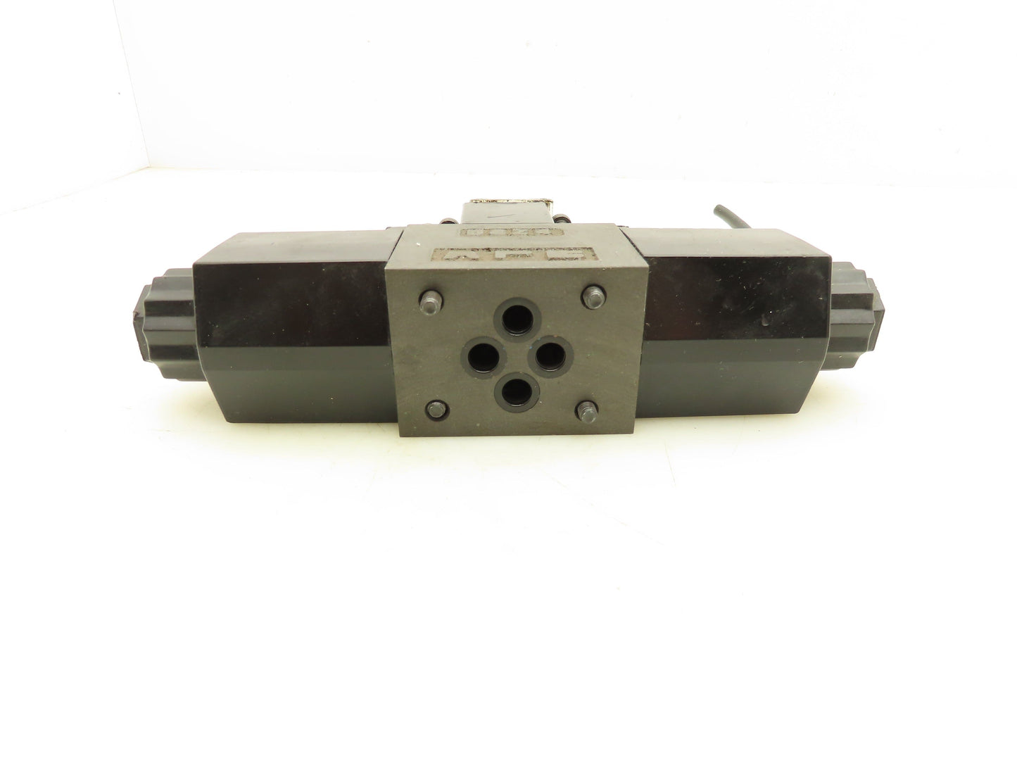 Yuken DSG-01-3C2-D24-50 Hydraulic Directional Control Solenoid Valve 24VDC