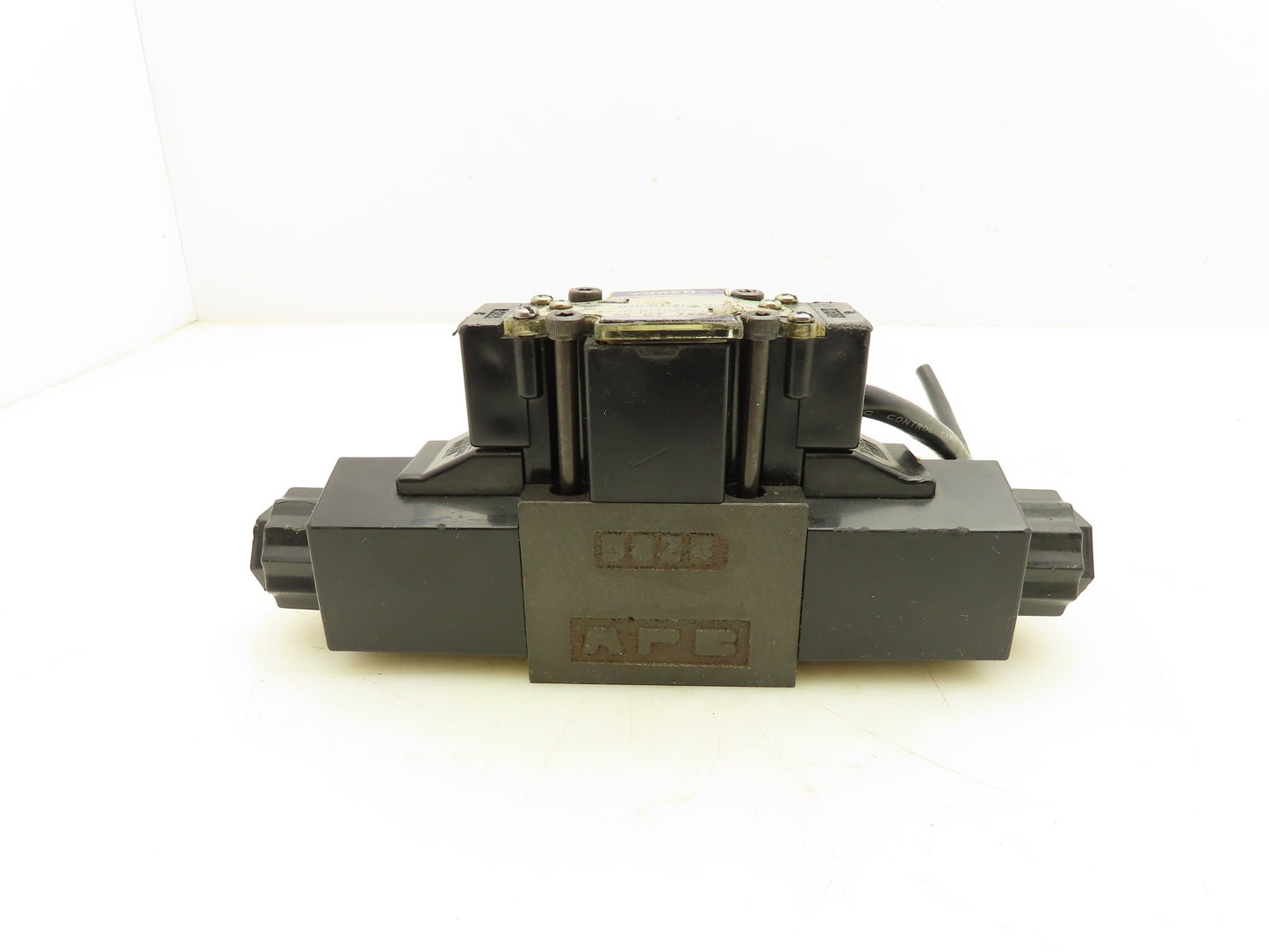 Yuken DSG-01-3C2-D24-50 Hydraulic Directional Control Solenoid Valve 24VDC
