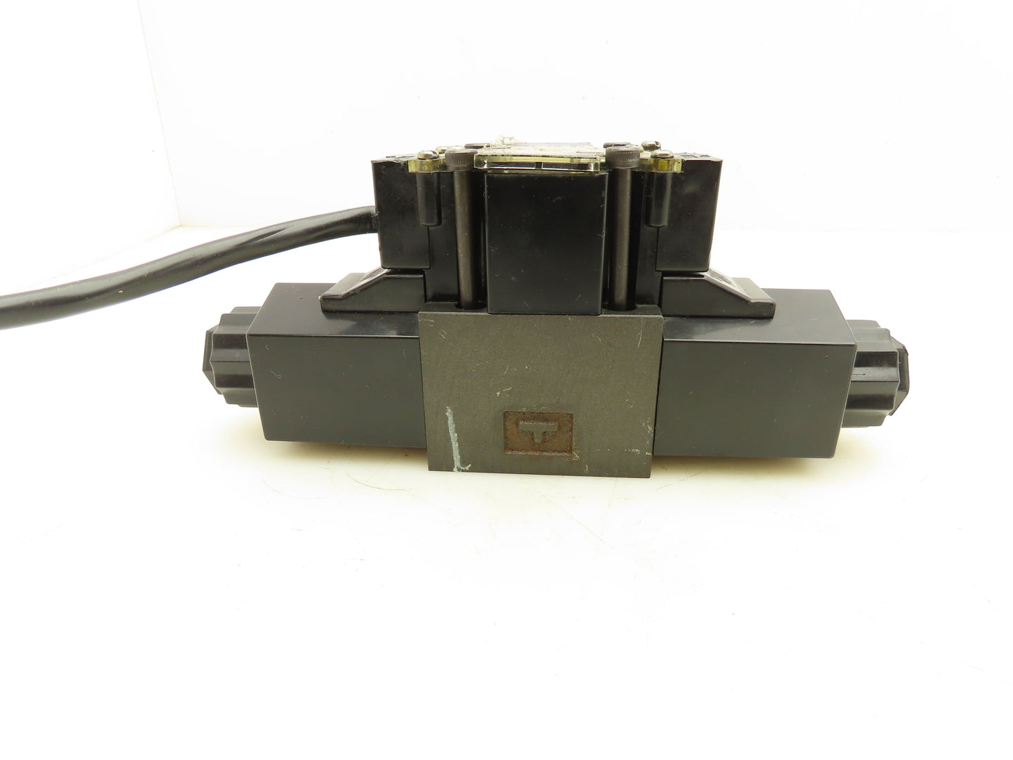 Yuken DSG-01-3C2-D24-50 Hydraulic Directional Control Solenoid Valve 24VDC