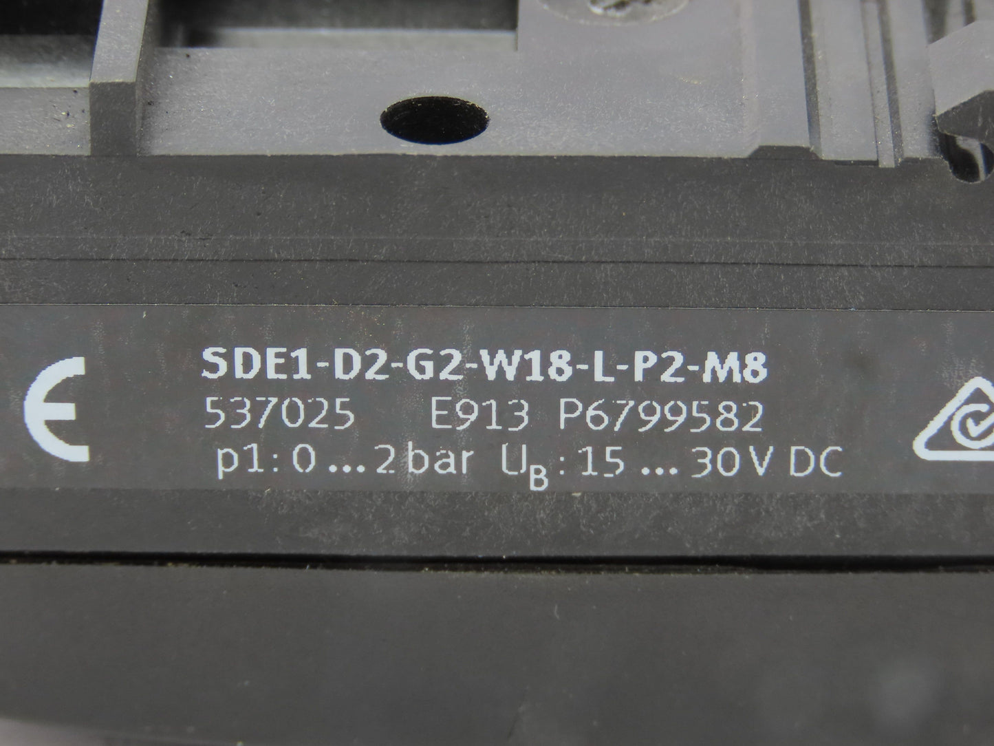 Festo SDE1-D2-G2-W18-L-P2-M8 Differential Pressure Sensor Display 0-2 Bar