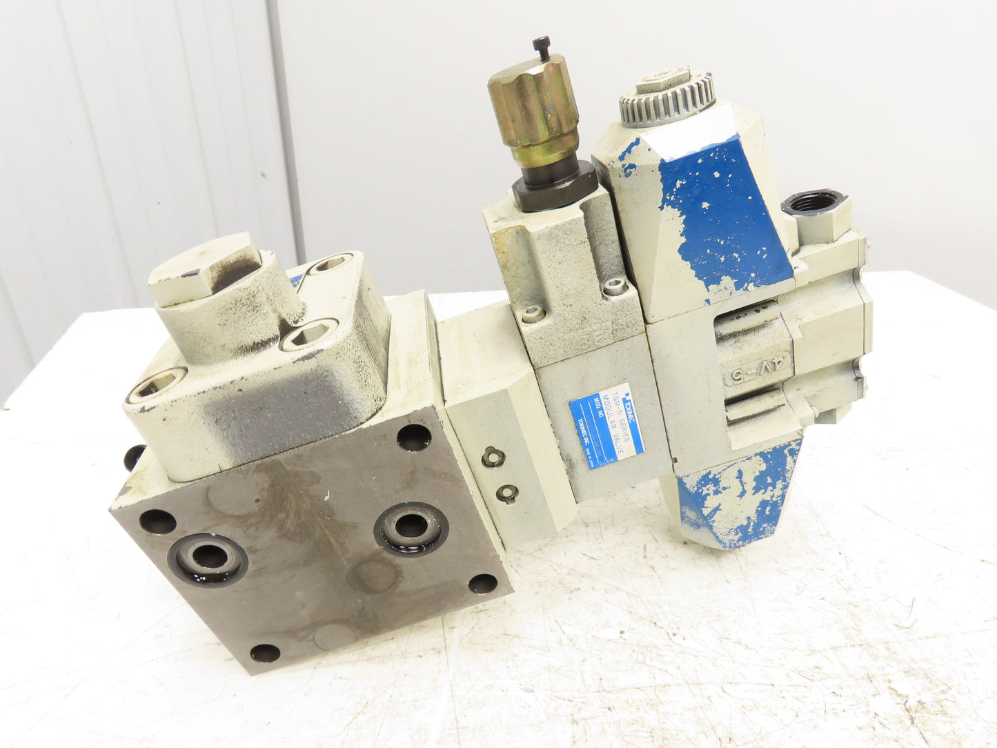 Vickers DG4V-5-2C-M-P7L-H-6-30 Directional Solenoid Reducing Check Valve Stack