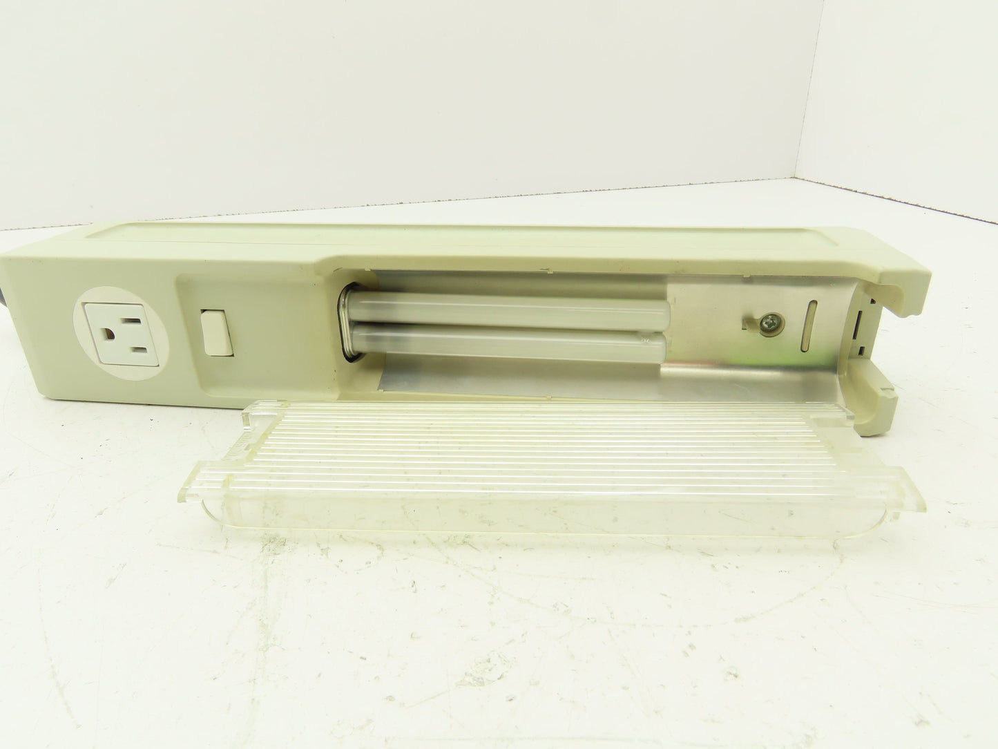 Wiegmann WKL025SWLT120 Fluorescent Magnetic Enclosure Light Outlet 15A