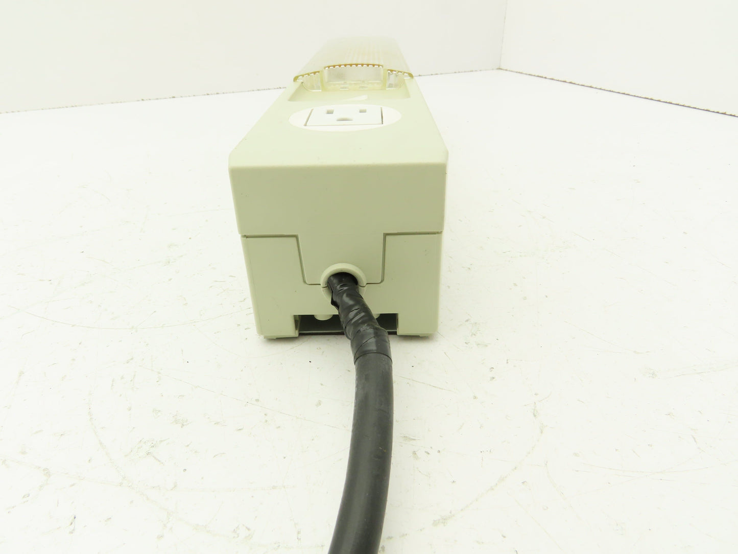 Wiegmann WKL025SWLT120 Fluorescent Magnetic Enclosure Light Outlet 15A