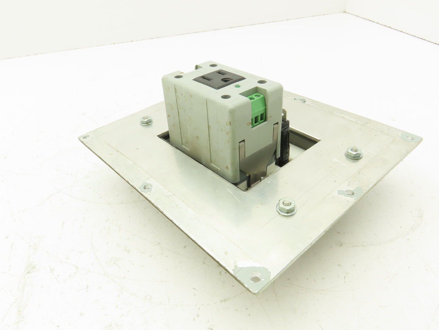 GracePort Engineered P-R2-M3RF3 Ethernet Interface Panel Connector 120V 3A Cover