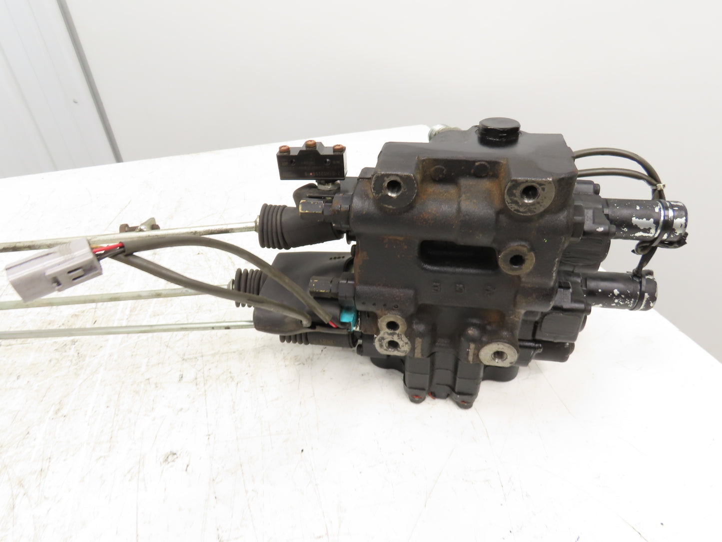Toyota 67650-21440-71 Nishina Forklift Hydraulic Control Valve 3-Lever 7FBCU25