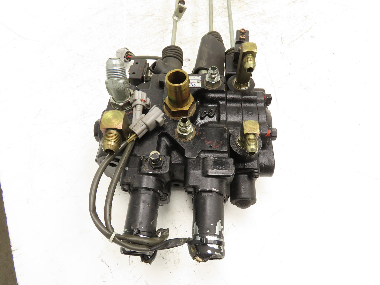 Toyota 67650-21440-71 Nishina Forklift Hydraulic Control Valve 3-Lever 7FBCU25