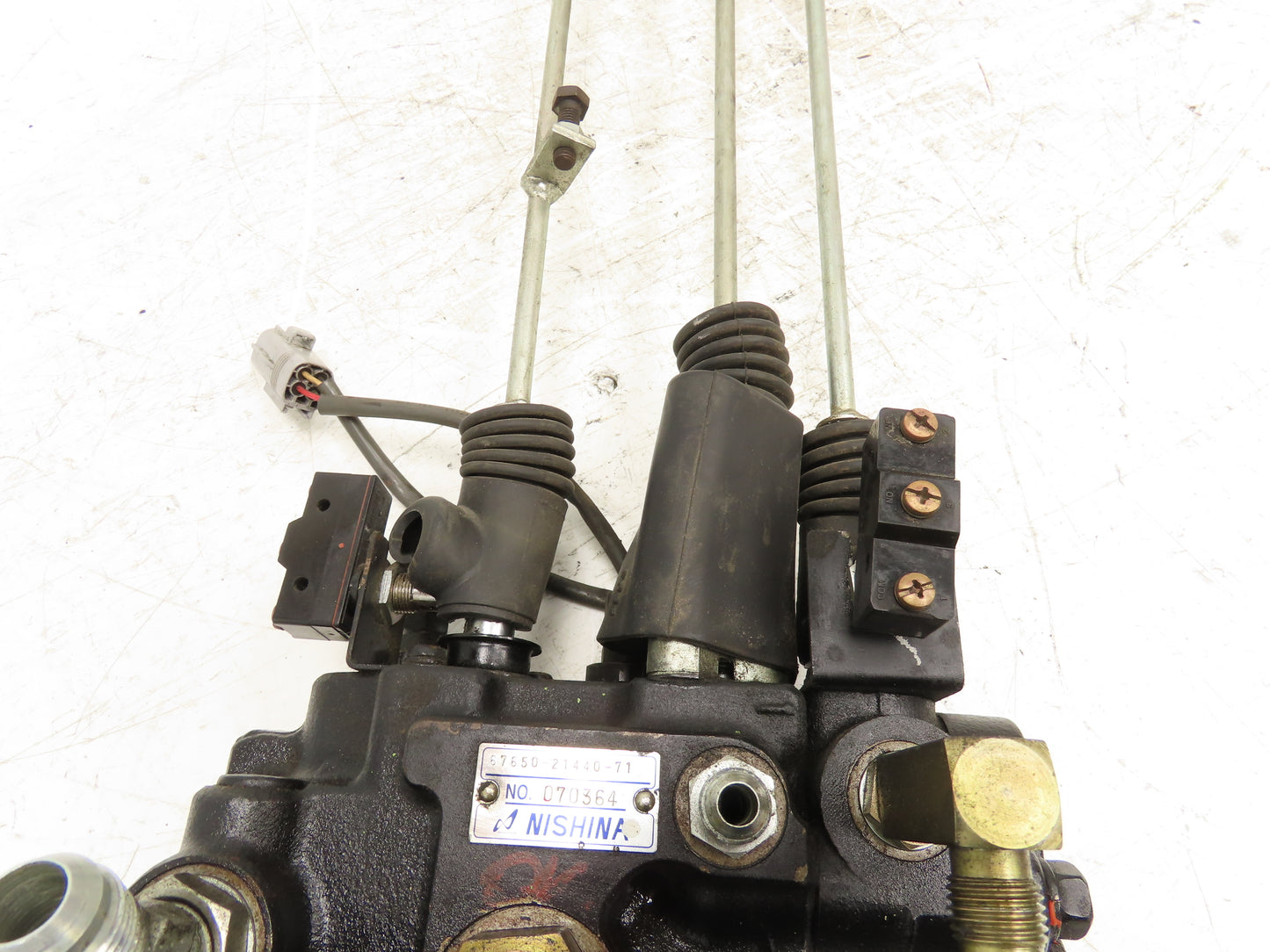 Toyota 67650-21440-71 Nishina Forklift Hydraulic Control Valve 3-Lever 7FBCU25
